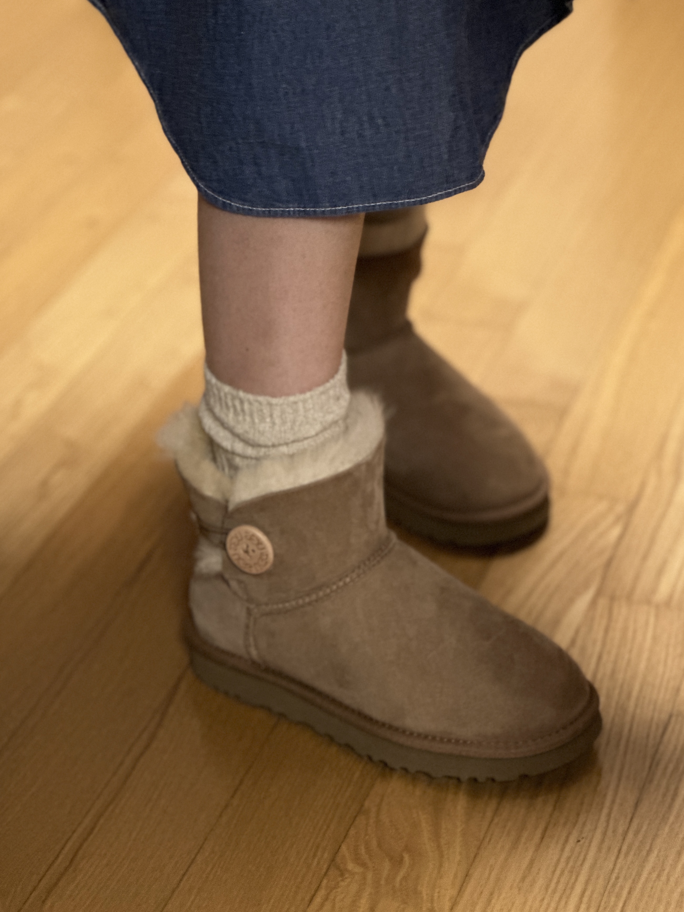 (W) UGG Mini Bailey Button II Boots Chestnut 착용 스타일