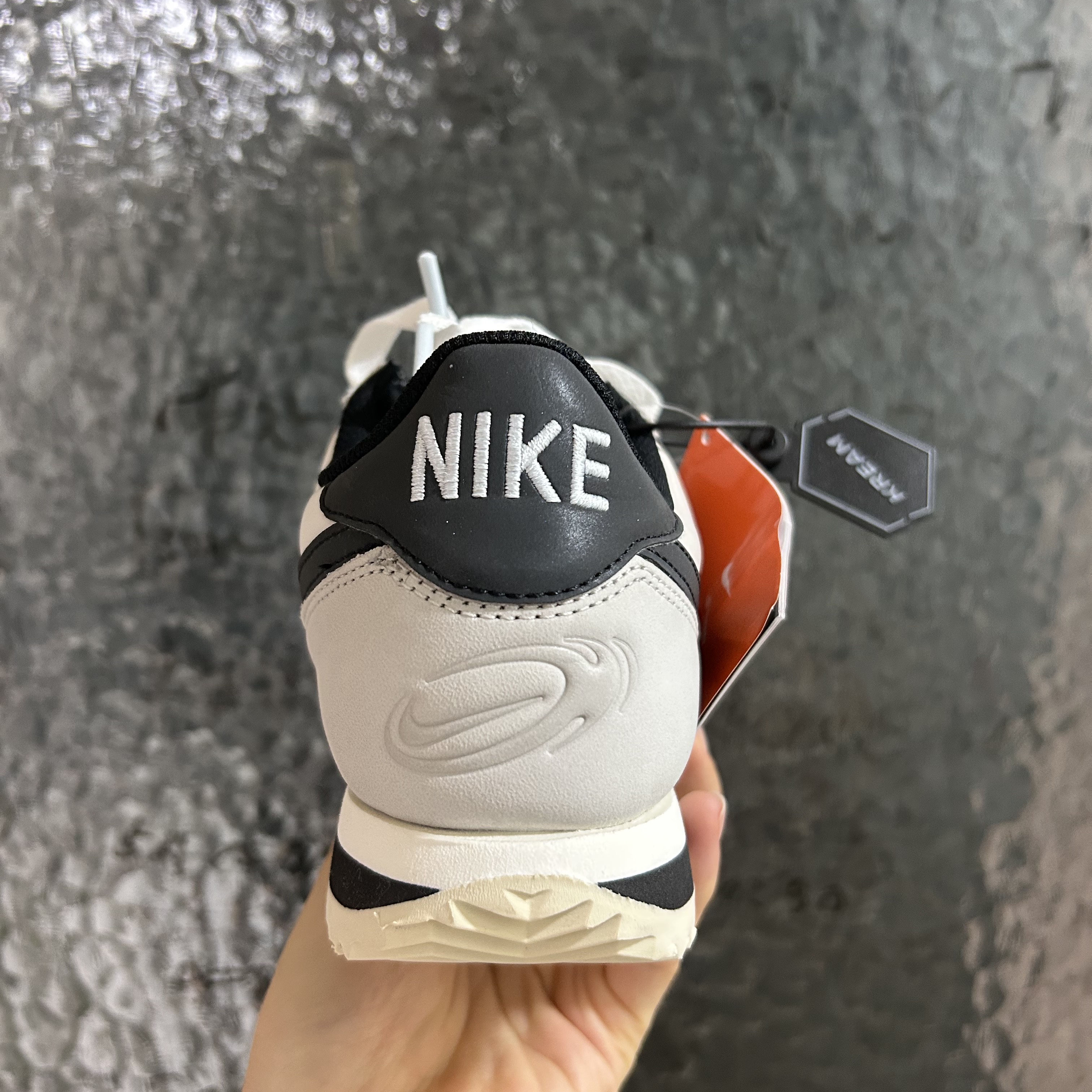 (W) Nike Cortez SE Supersonic Phantom Light Bone 착용 스타일 - 3