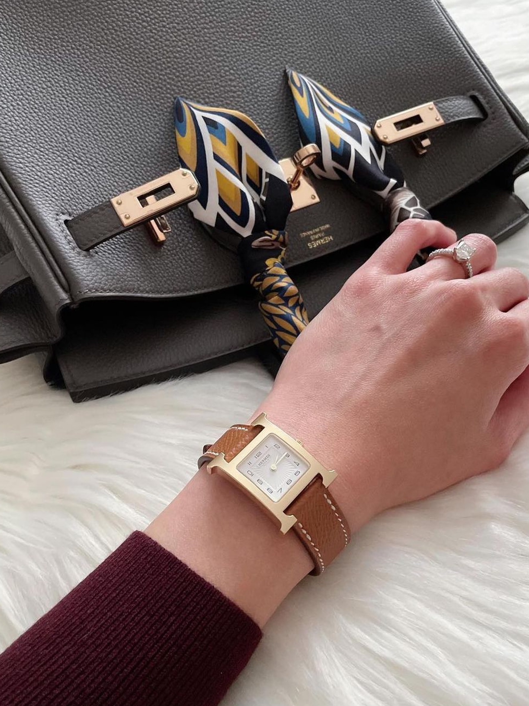 Hermes Heure H Watch Small Gold Epsom Strap & Yellow Gold Steel, Hermes Heure H Watch Small Black Epsom Strap & Yellow Gold Steel 착용 스타일 - 5