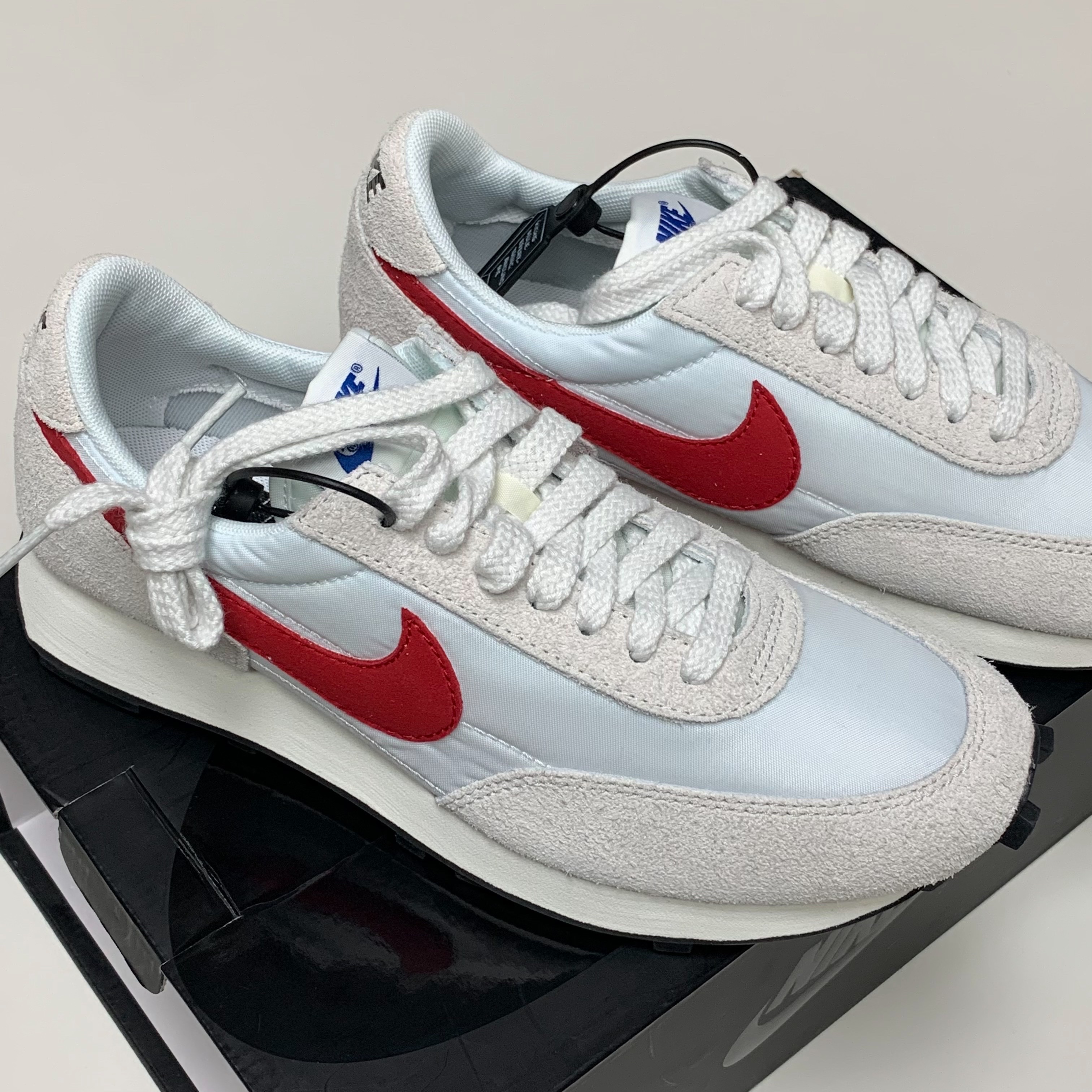 Nike Daybreak SP White University Red, (W) Thom Browne Super 120S Twill Dropped Back Pleated School Uniform Mini Skirt Dark grey 착용 스타일 - 1