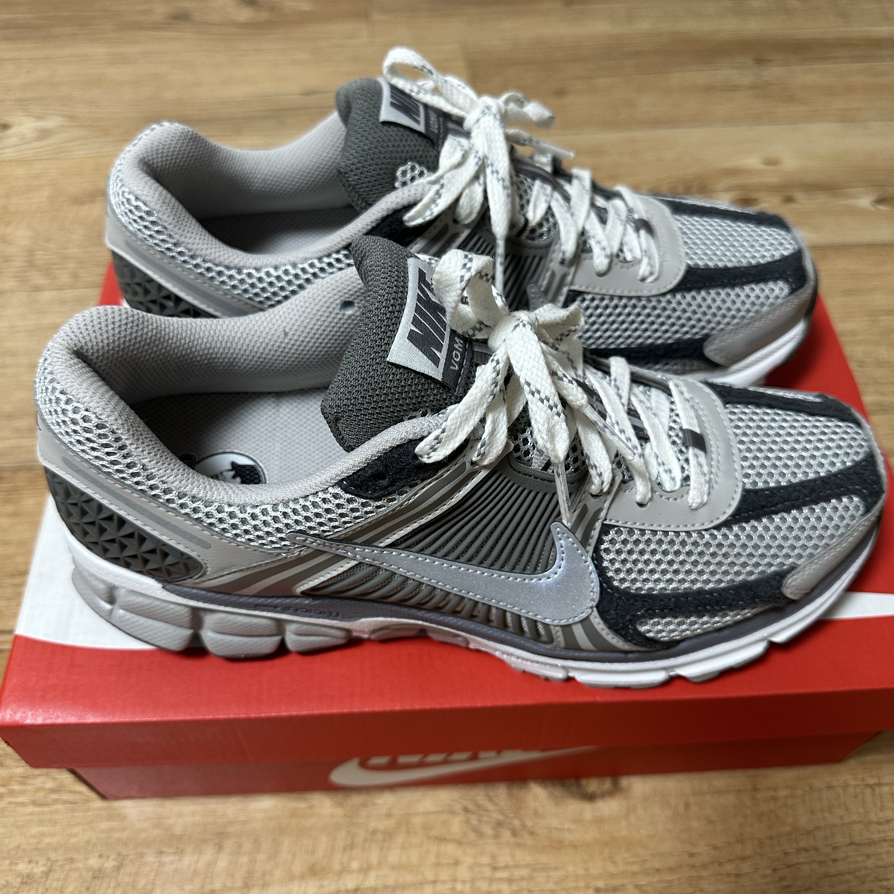 Nike Zoom Vomero 5 PRM Light Iron Ore and Flat Fewter 착용 스타일 - 2