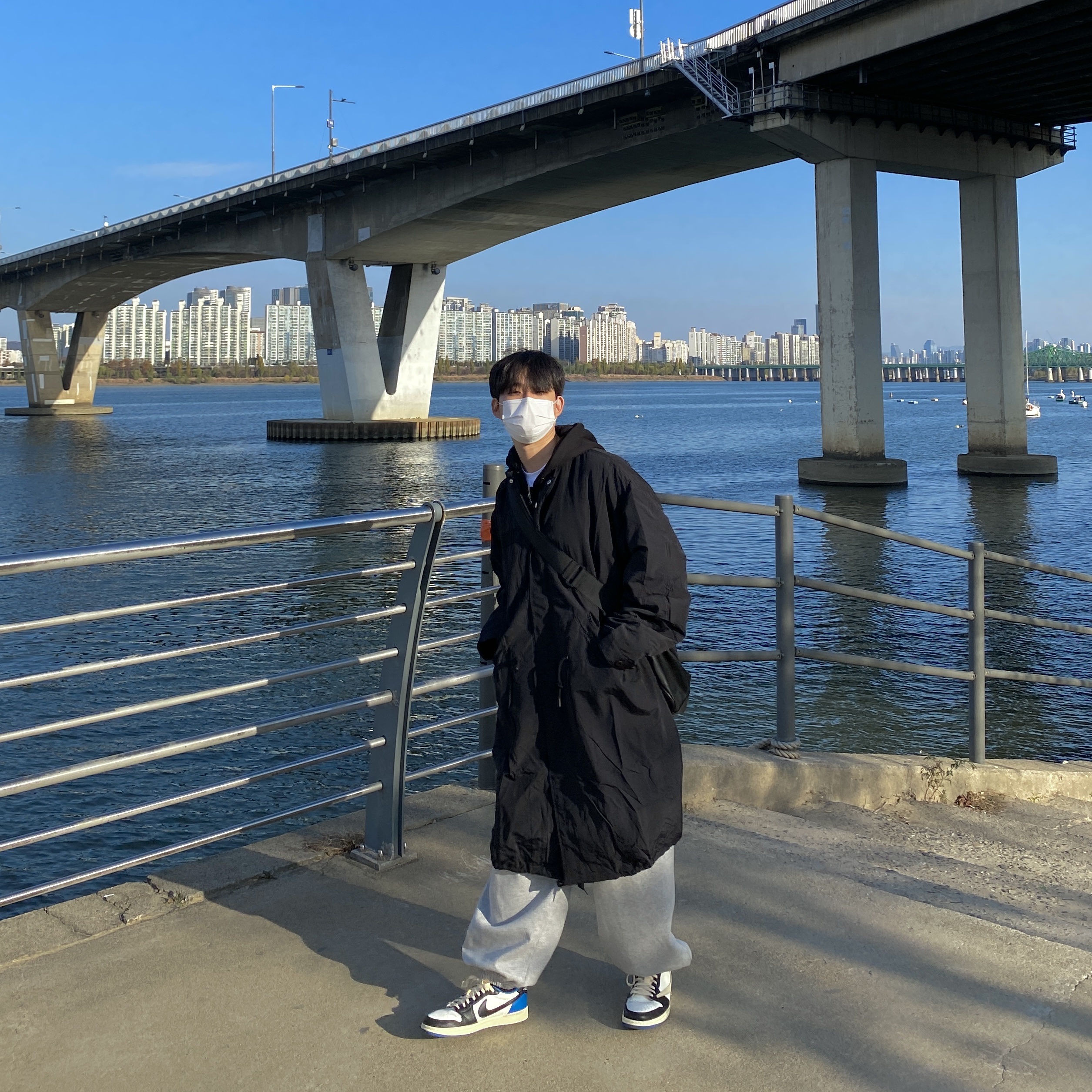 Jordan 1 x Travis Scott x Fragment Retro Low OG SP Military Blue, Stussy Basic Stussy Hoodie Black 2023 착용 스타일 - 3