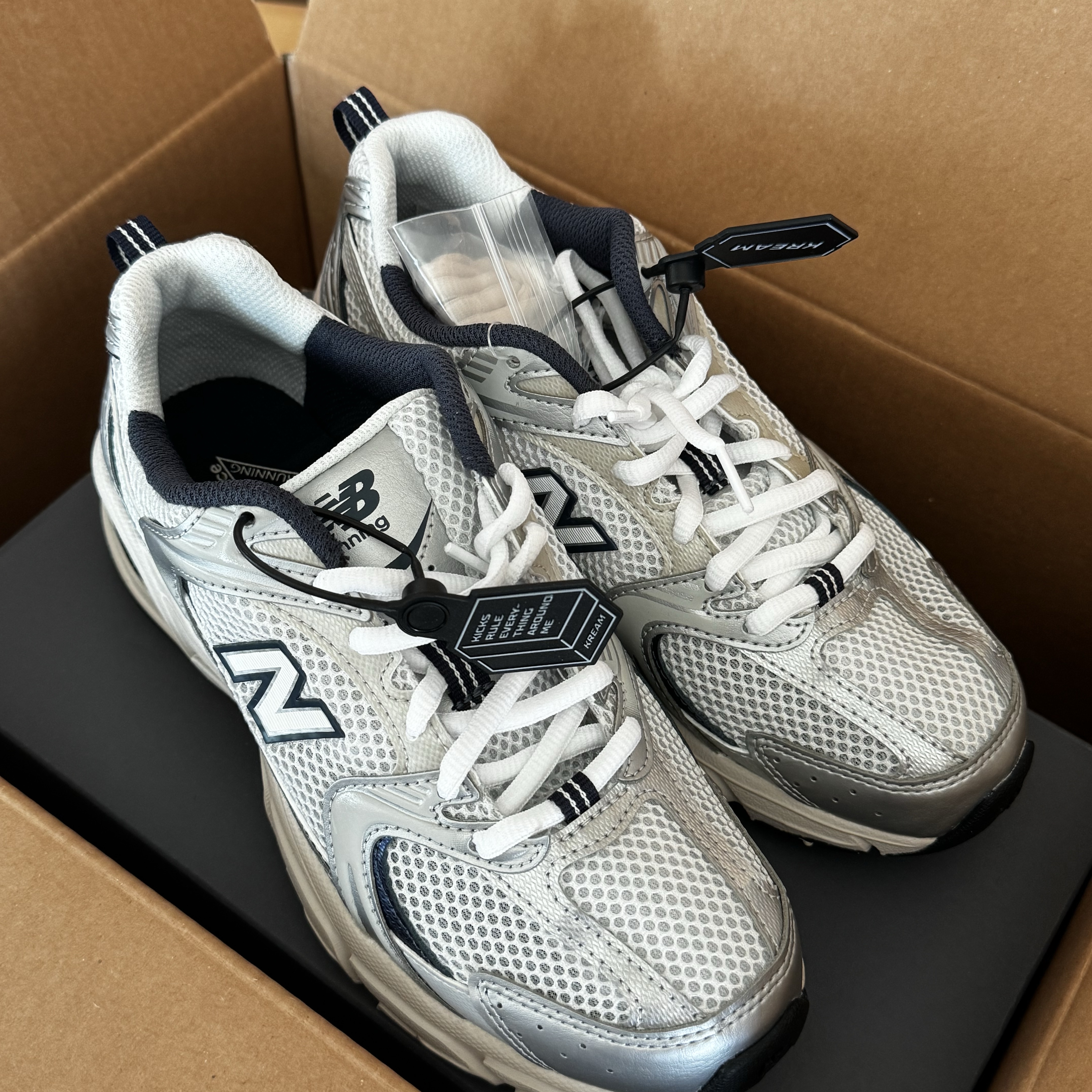 New Balance 530 Steel Grey 착용 스타일 - 2