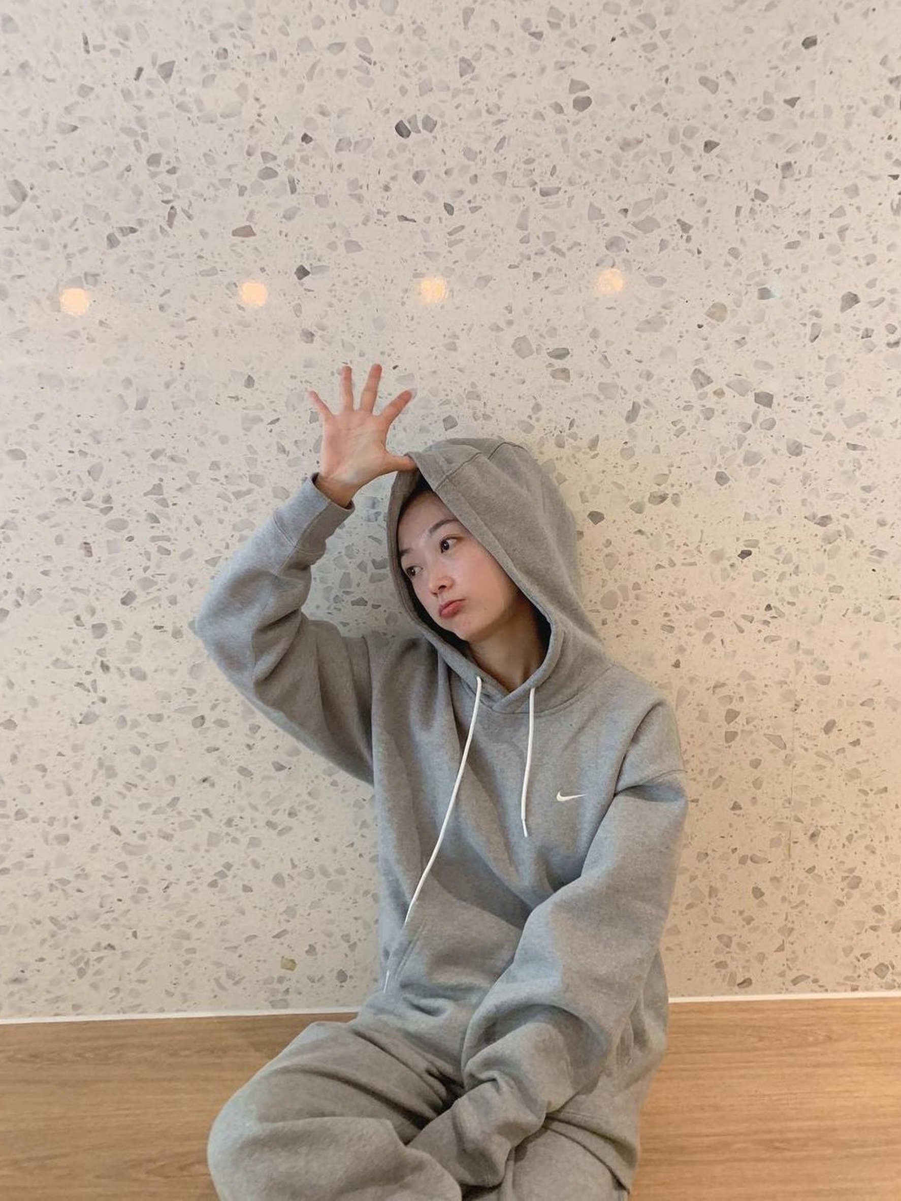Jil Sander Hooded Logo Sweatshirt Light Grey - 23SS, Nike x Stussy NRG RA Pullover Hoodie Dark Grey Heather (DJ9488-063) 착용 스타일 - 3