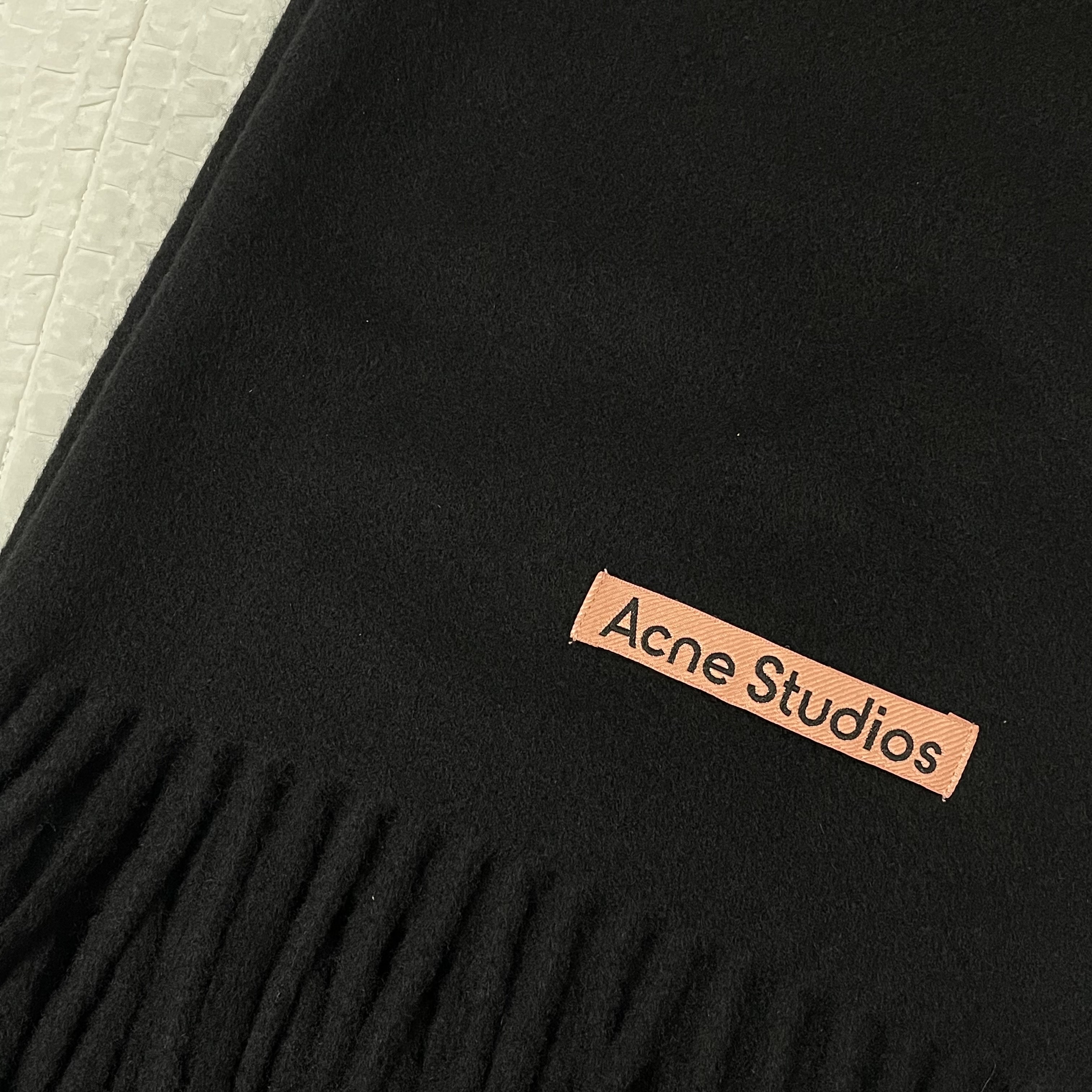 Acne Studios Narrow Wool Fringe Muffler Black 착용 스타일