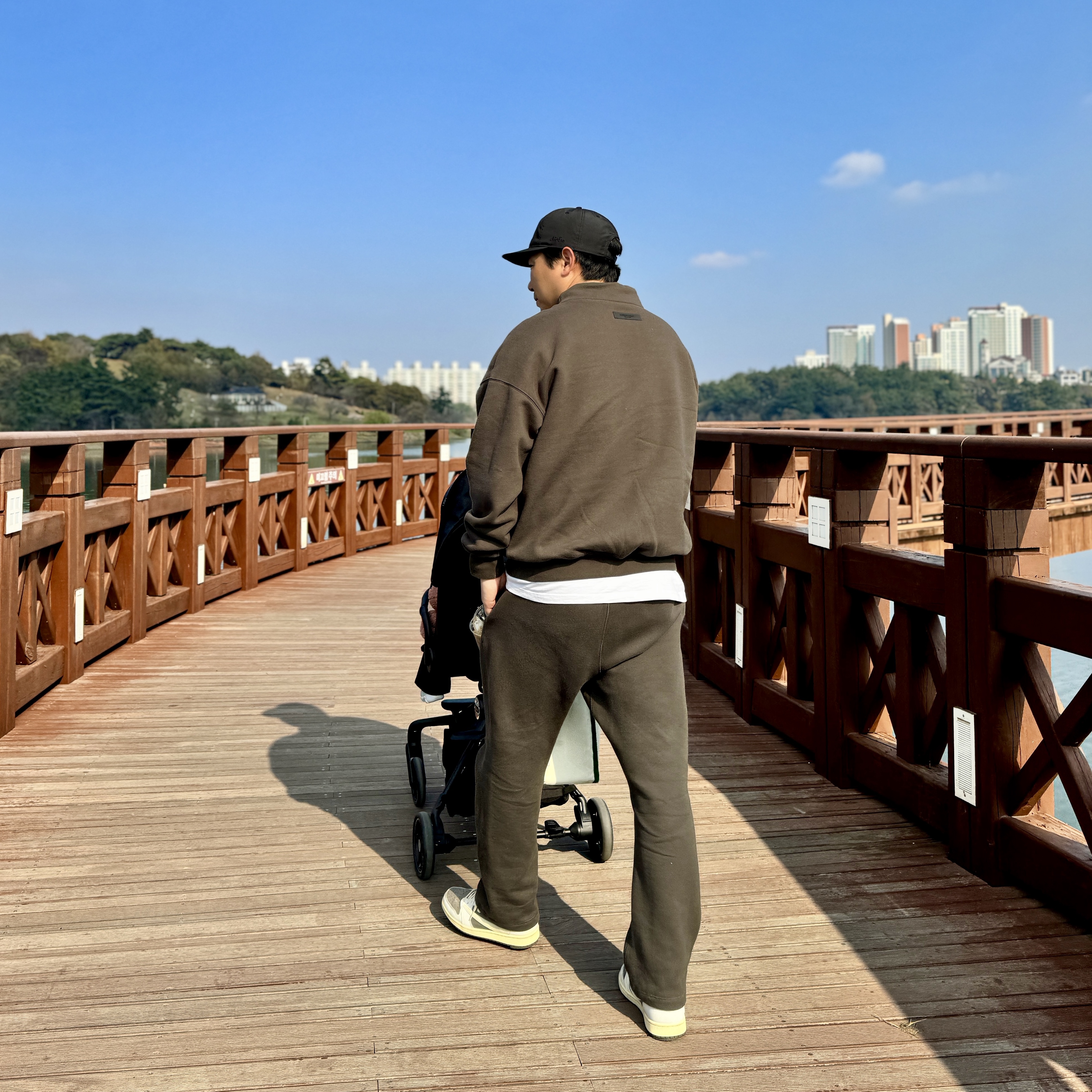 Essentials Mockneck Sweatshirt Wood - 22FW, Essentials Relaxed Sweatpants Wood - 22FW 착용 스타일 - 2