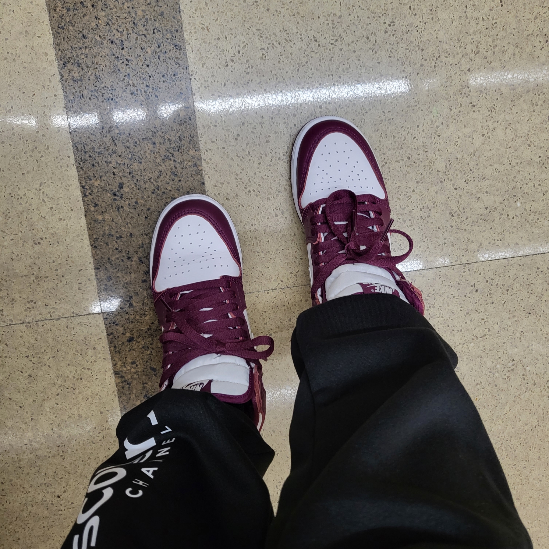 (GS) Jordan 1 Retro High OG Bordeaux 착용 스타일 - 1