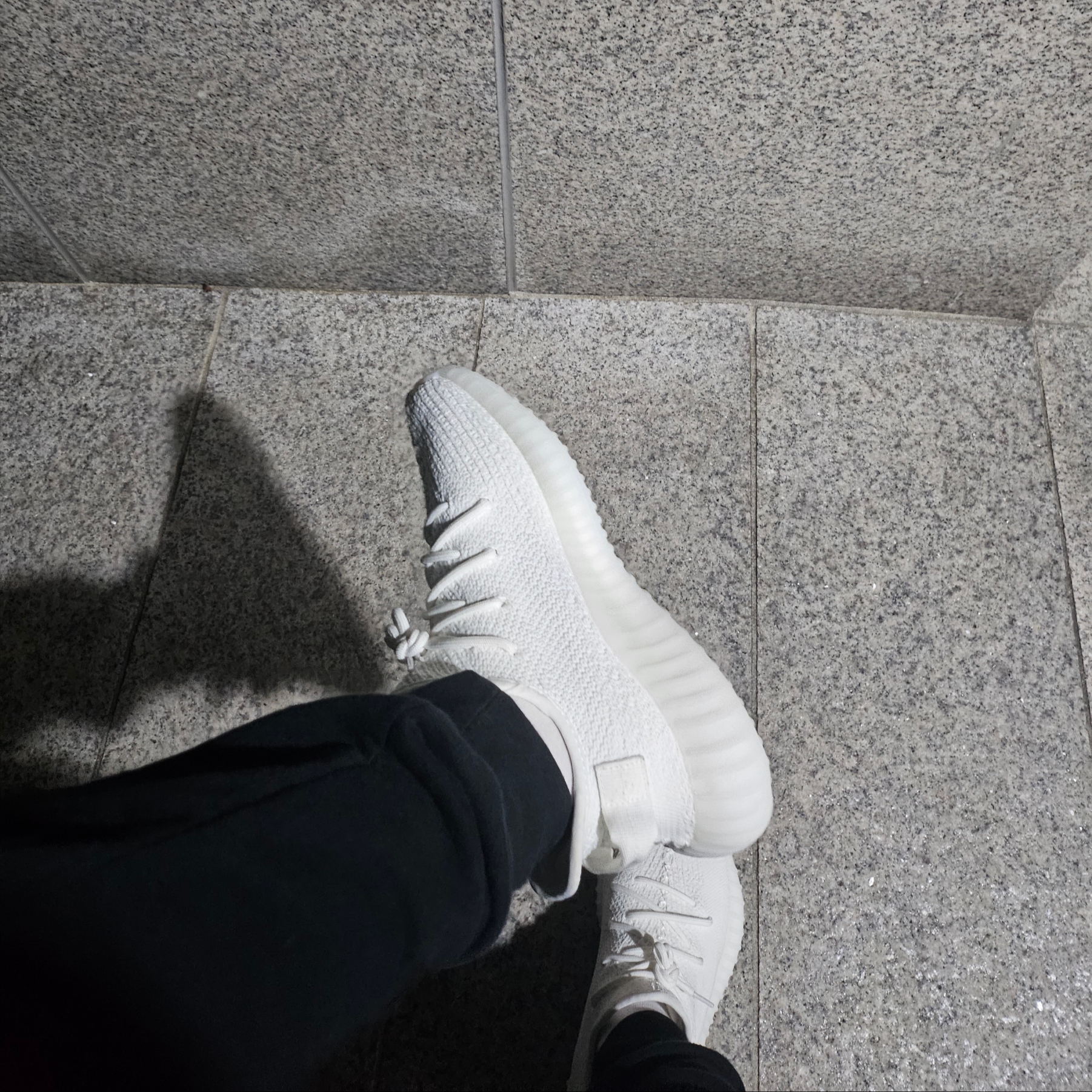 Adidas Yeezy Boost 350 V2 Cream/Triple White 착용 스타일
