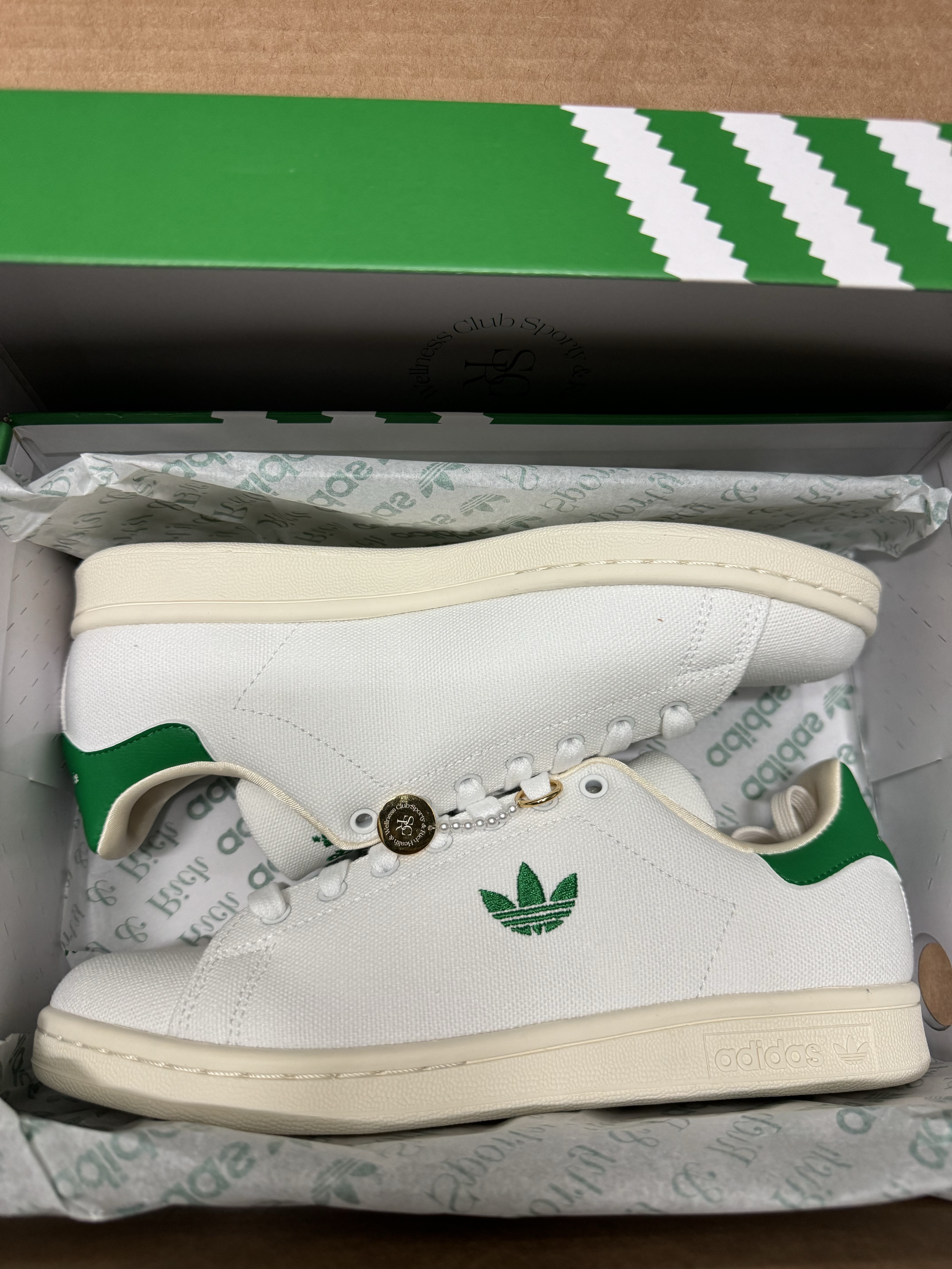 Adidas x Wales Bonner Nylon Samba Fox Brown Sandy Beige, Adidas x Sporty & Rich Stan Smith White Green 착용 스타일 - 3