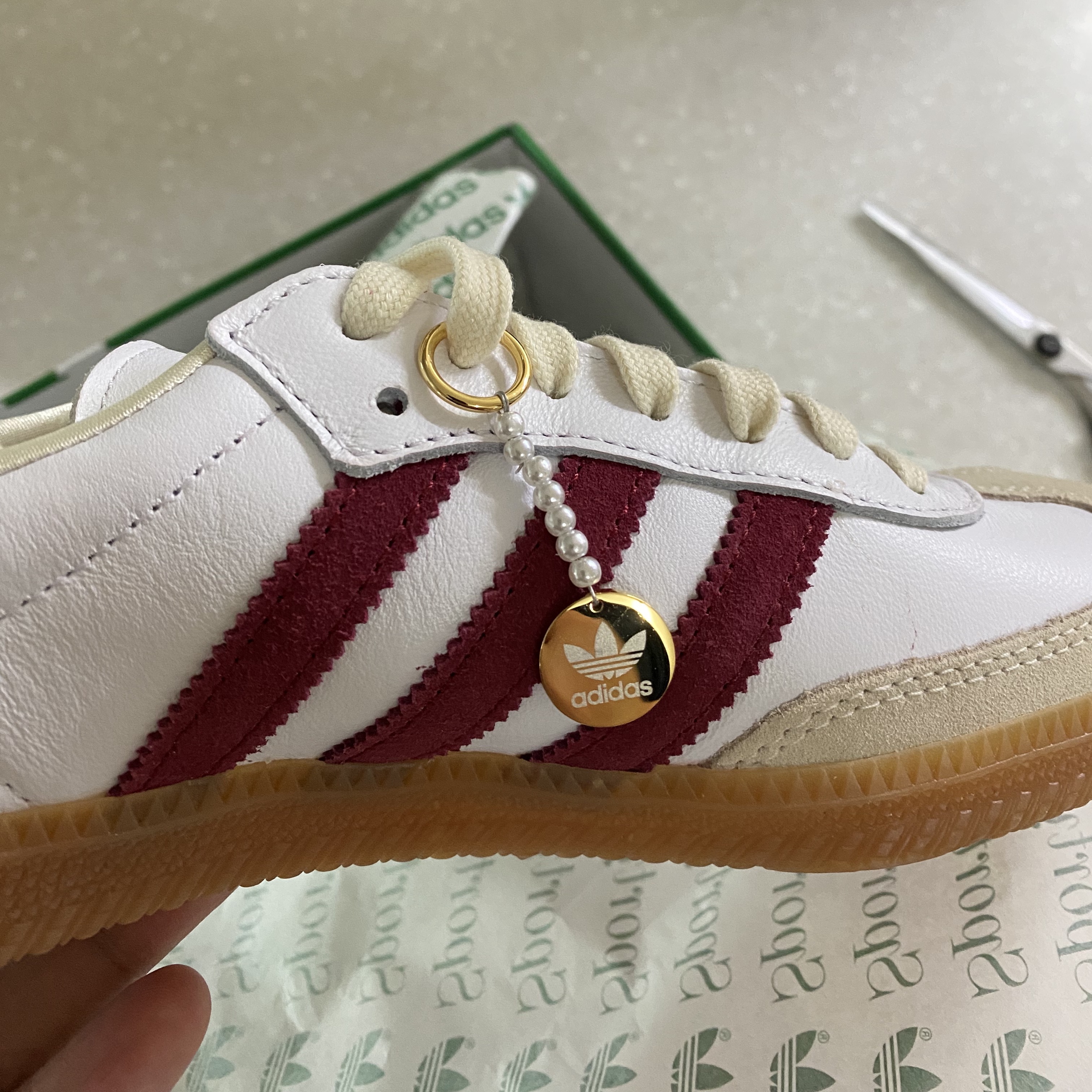 Adidas x Sporty & Rich Samba OG Cloud White Collegiate Burgundy 착용 스타일 - 2