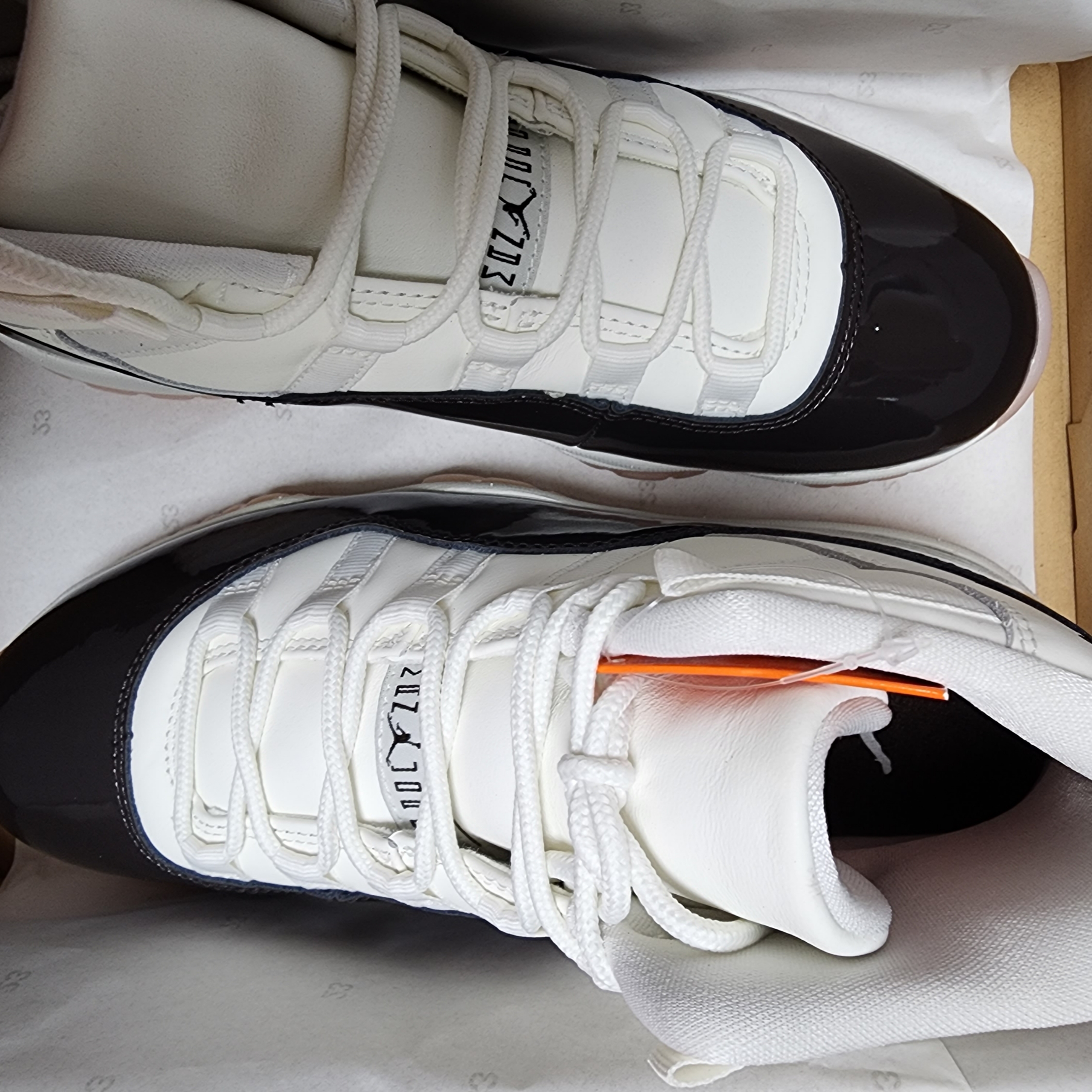 (W) Jordan 11 Retro Neapolitan 착용 스타일 - 2