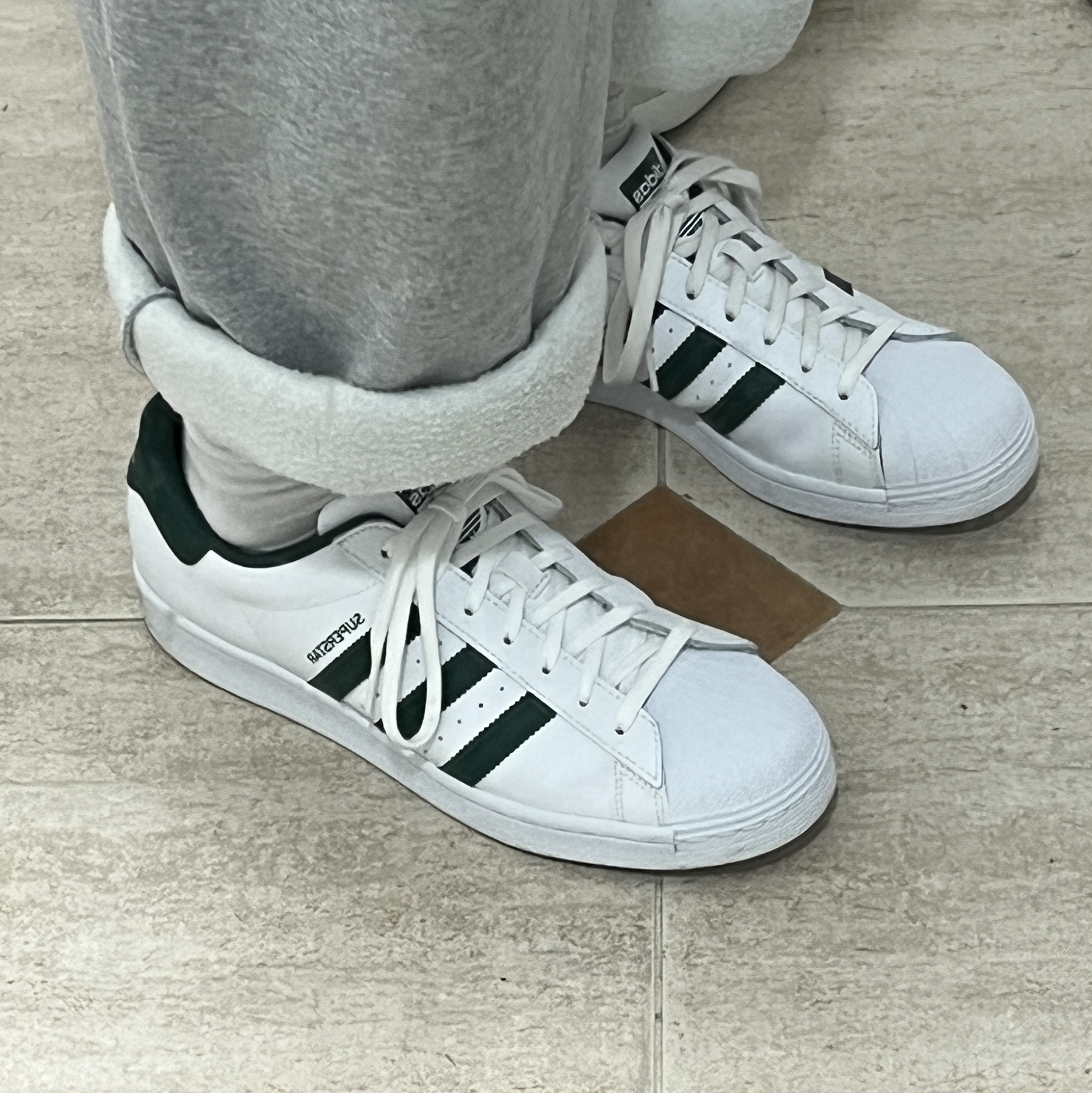 Adidas Superstar White Collegiate Green 착용 스타일 - 2
