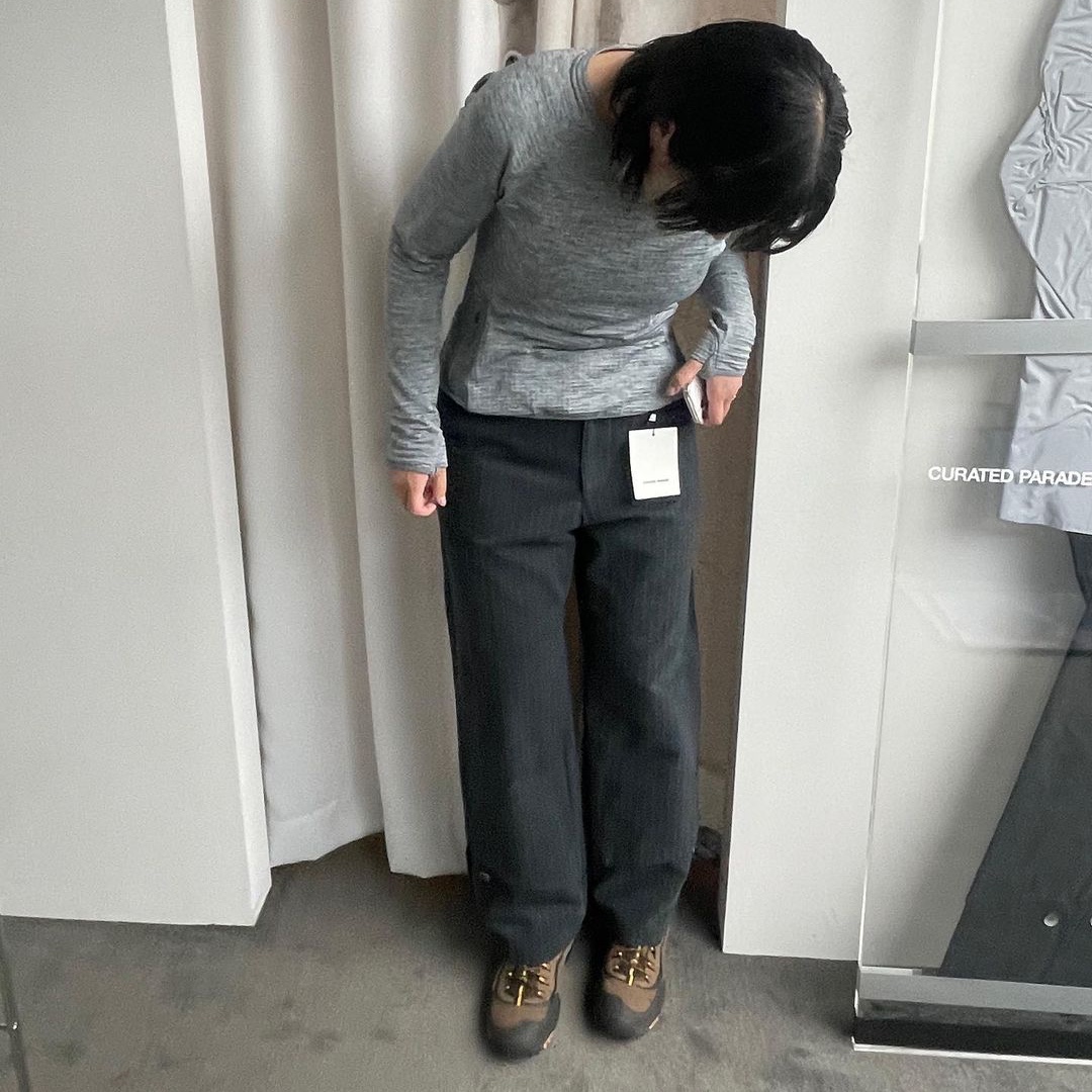Curated Parade Gem Trousers Grey Stripe 착용 스타일 - 1