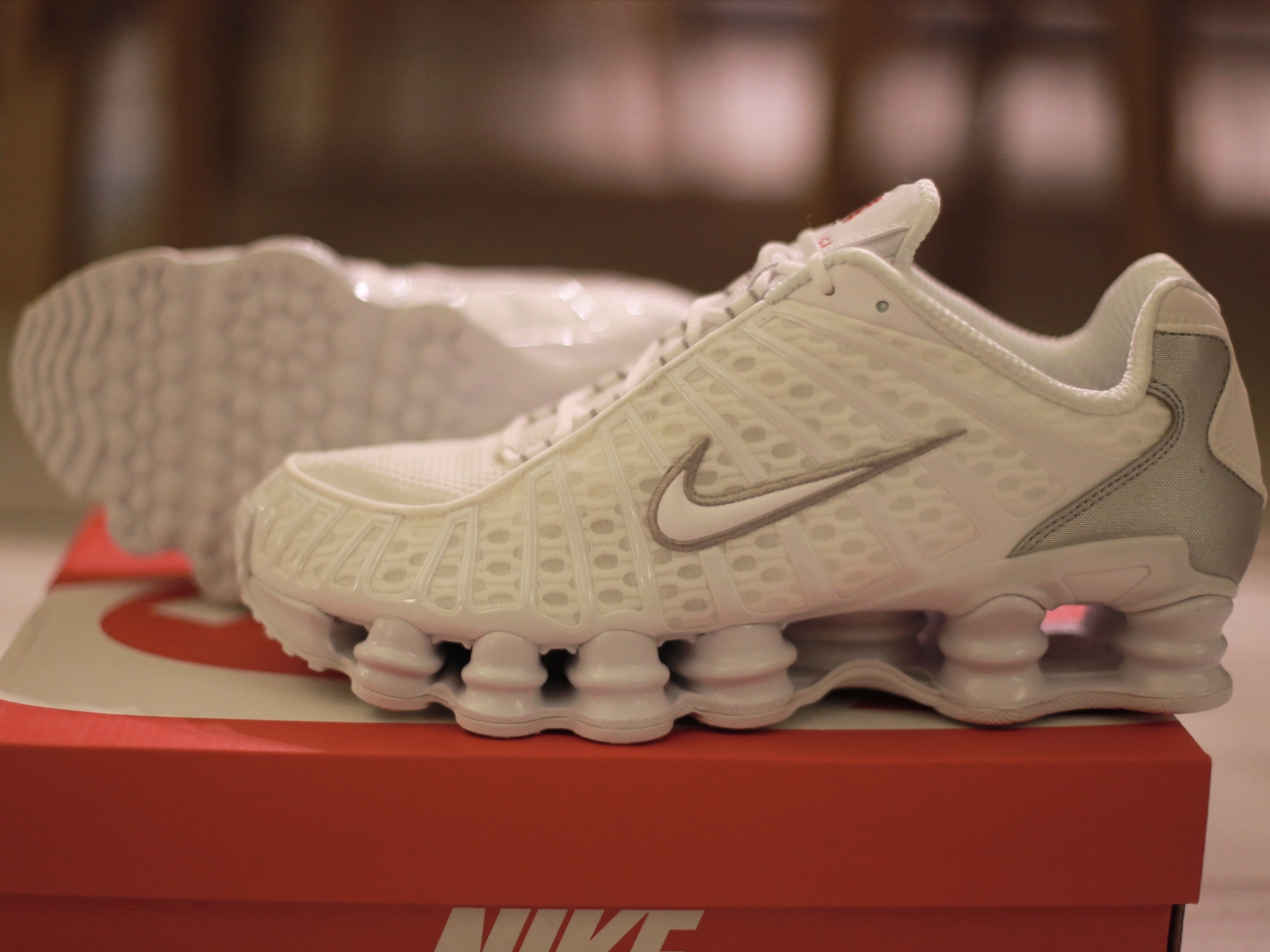 (W) Nike Shox TL White and Max Orange 착용 스타일 - 4