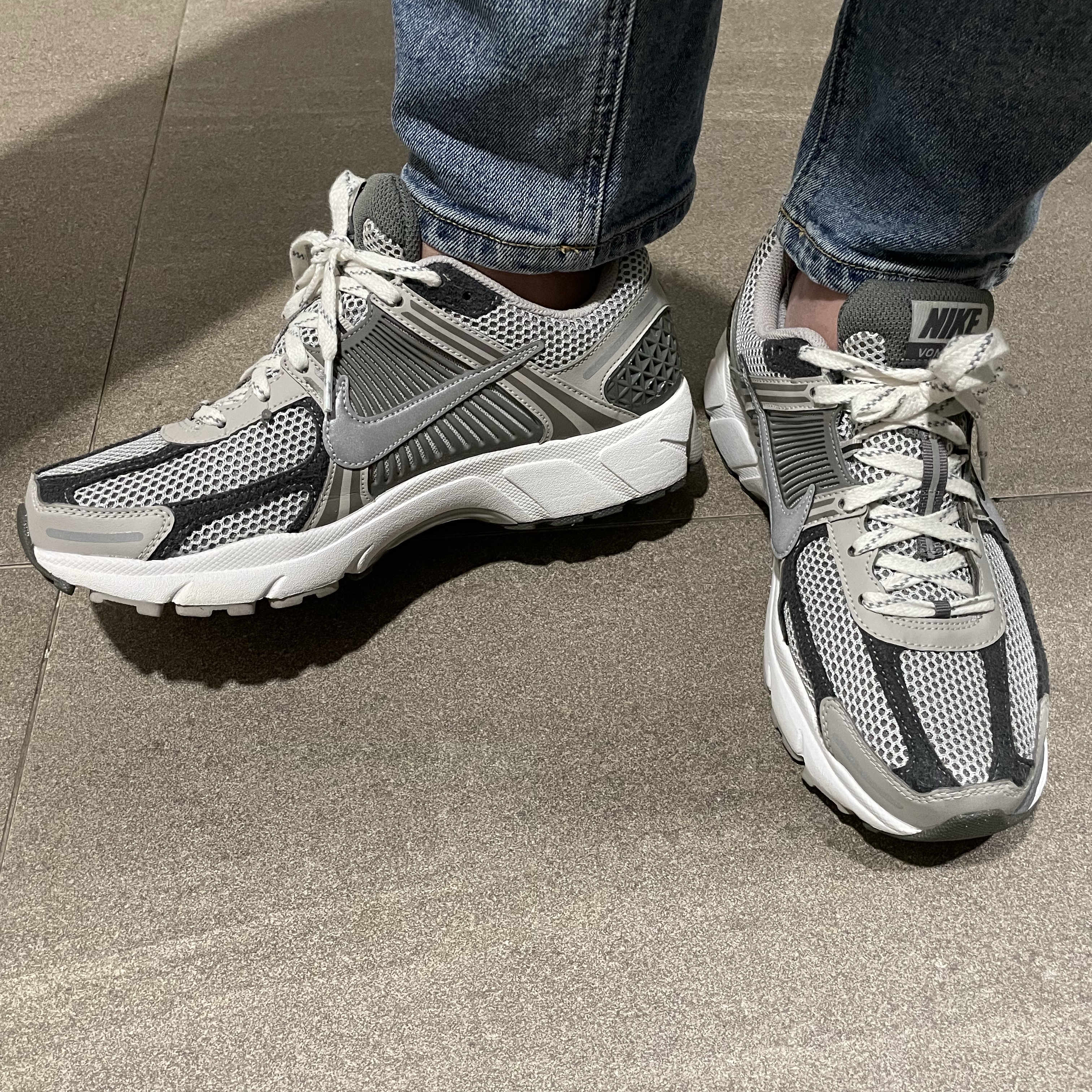 Nike Zoom Vomero 5 PRM Light Iron Ore and Flat Fewter 착용 스타일