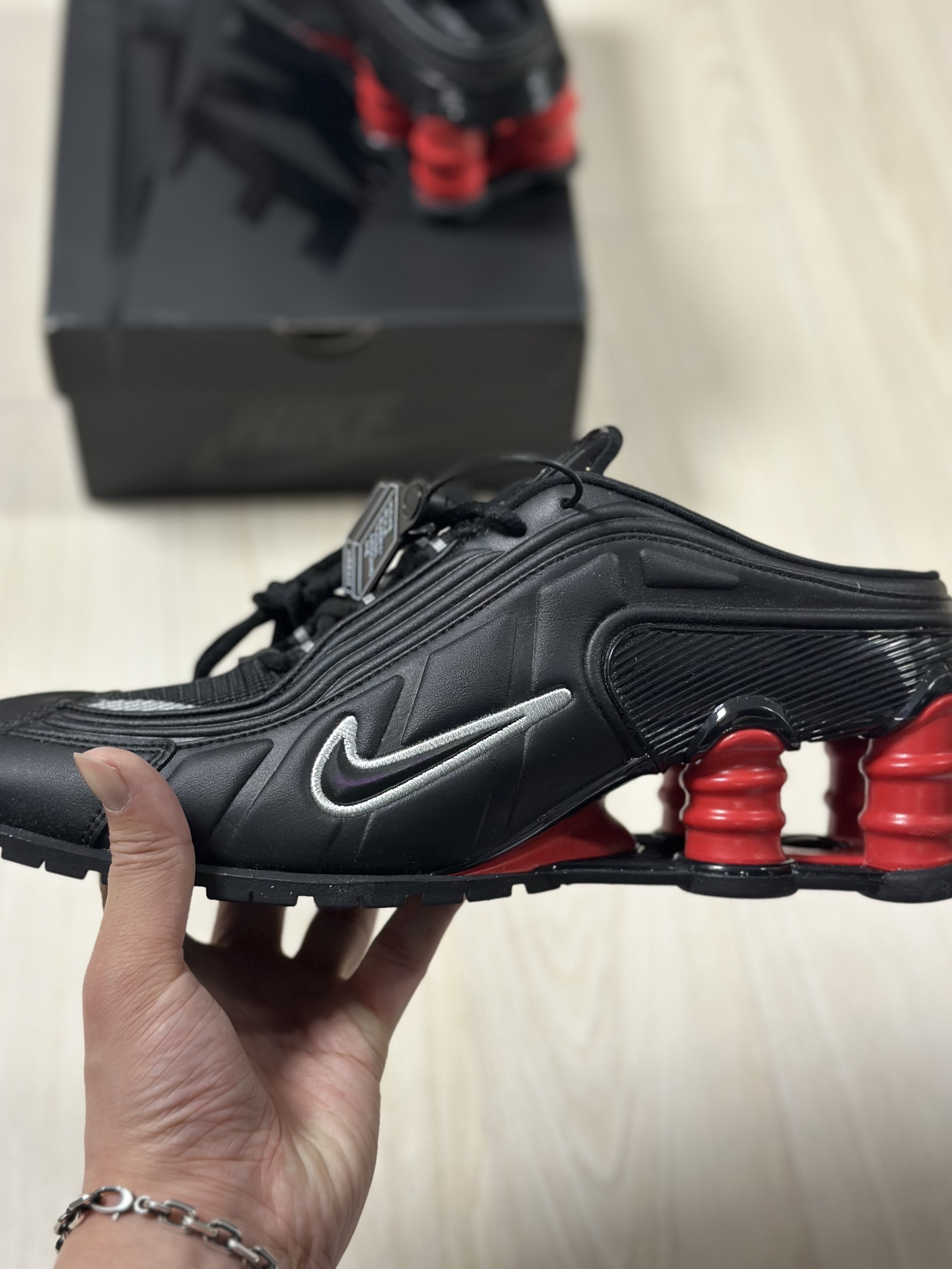 Nike x Martine Rose Shox MR4 Black 착용 스타일 - 2