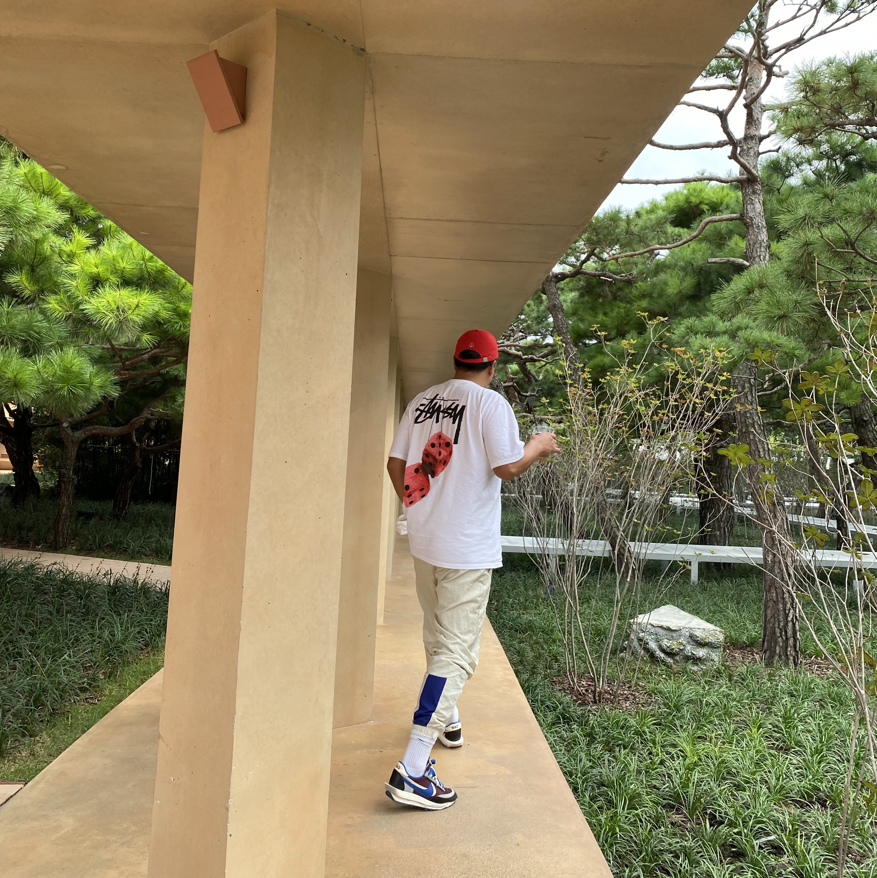 Stussy Fuzzy Dice T-Shirt White, Nike x Sacai x Undercover LDWaffle Night Maroon Team Royal 착용 스타일 - 1