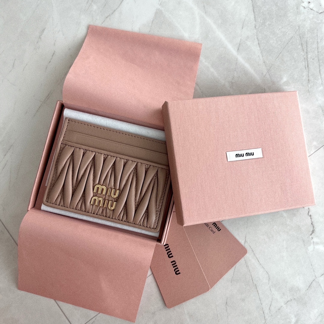 Miu Miu Matelasse Nappa Leather Card Holder Cameo 착용 스타일 - 1