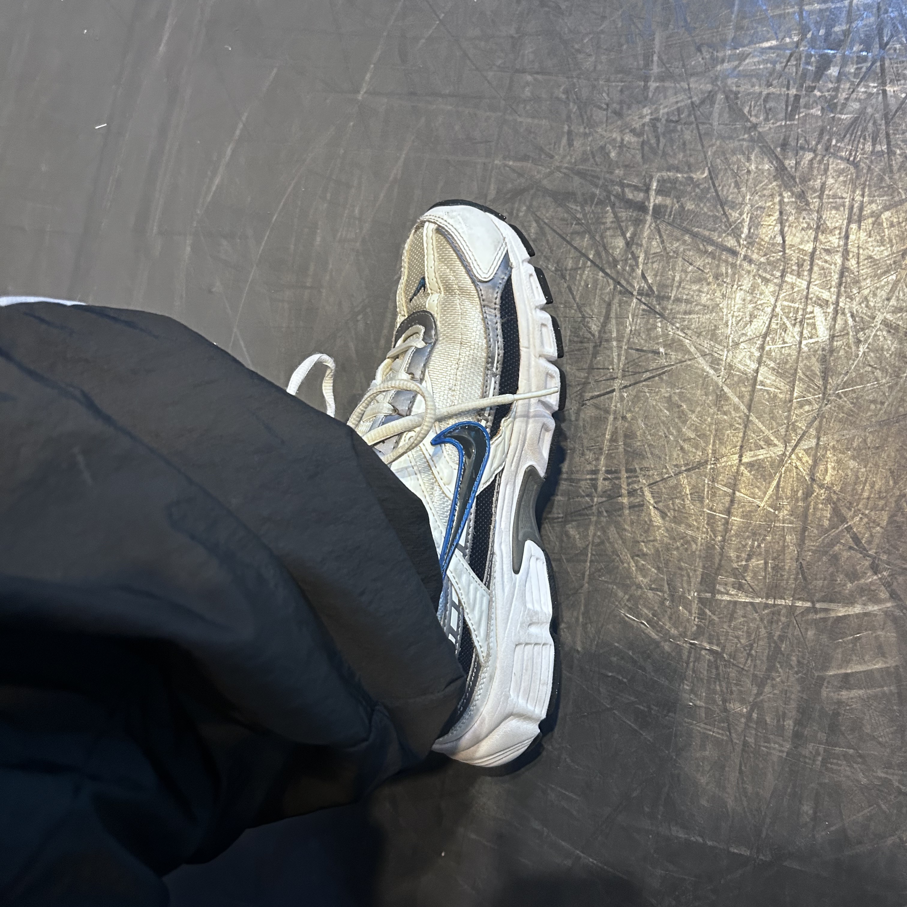 Nike Initiator White Obsidian Metallic Cool Grey 착용 스타일