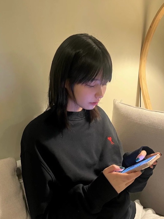AMI de Coeur Sweatshirt Black, AMI de Coeur Oversize Intarsia Sweater Black Red 착용 스타일 - 4