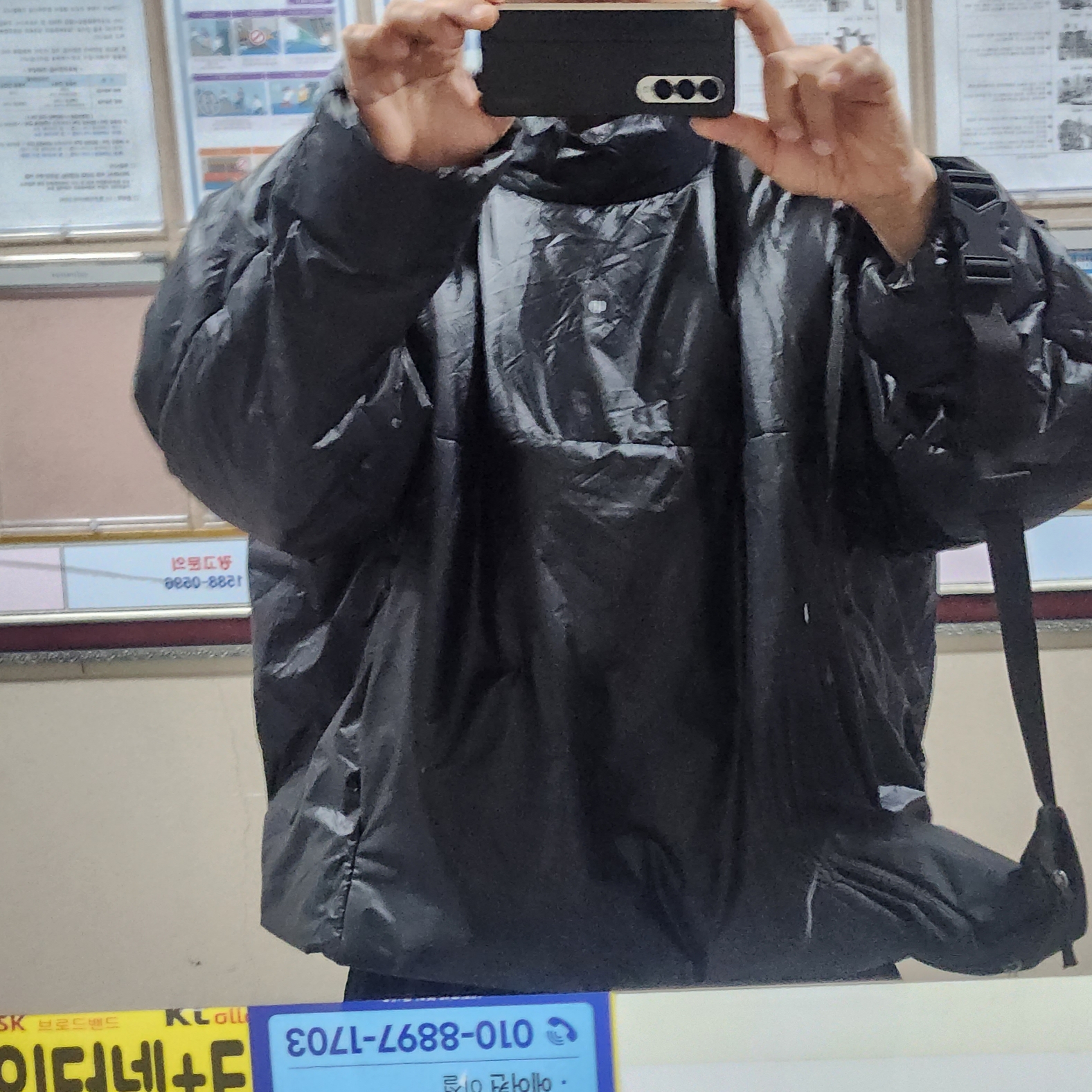 Yeezy Gap Engineered By Balenciaga Mock Neck Pullover Puffer Black 착용 스타일 - 1
