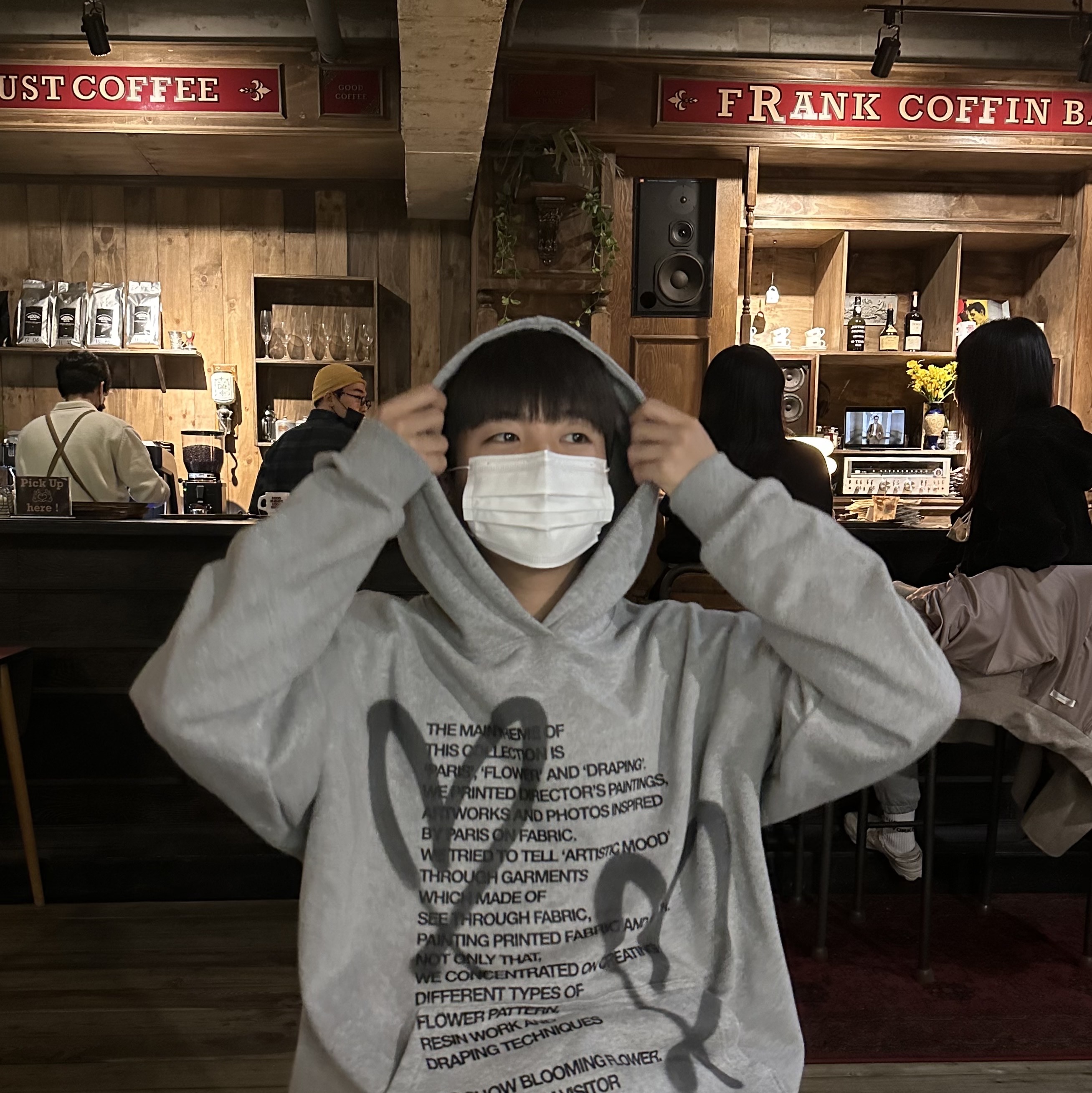 [KREAM 단독] The Museum Visitor Heart Sprayed Hoody Grey - 22PF 착용 스타일 - 1