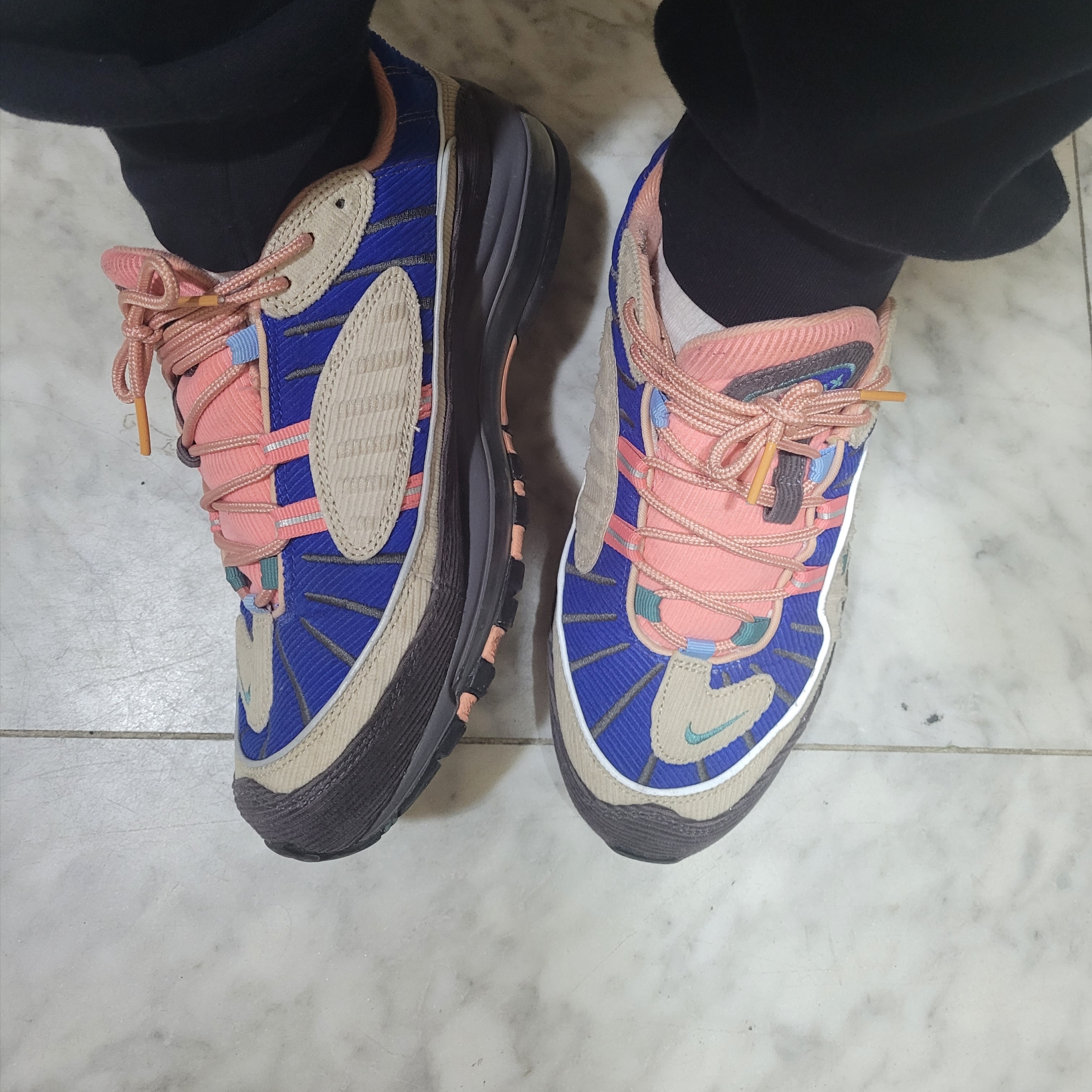 Nike Air Max 98 Corduroy Desert Sand 착용 스타일 - 2