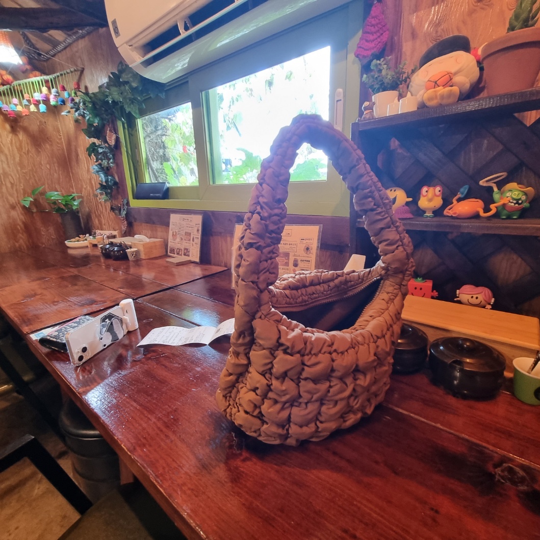 COS Quilted Mini Bag Brown 착용 스타일