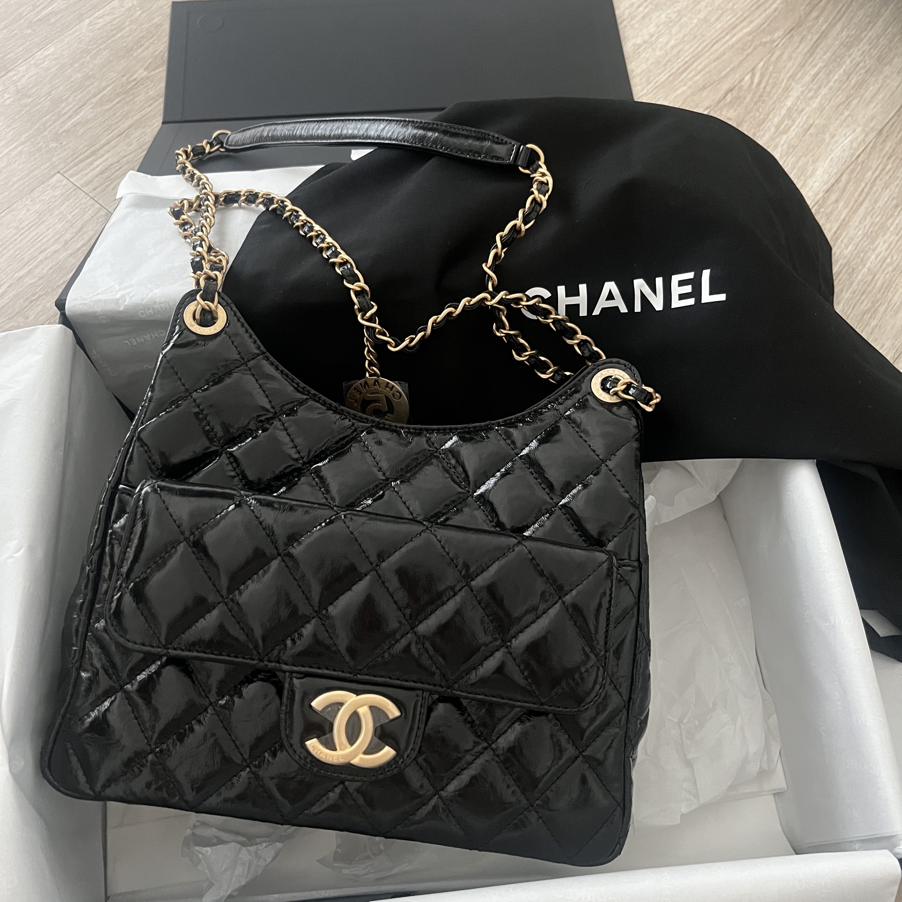 Chanel Hobo Handbag Shiny Crumpled Calfskin & Gold Black 착용 스타일 - 1