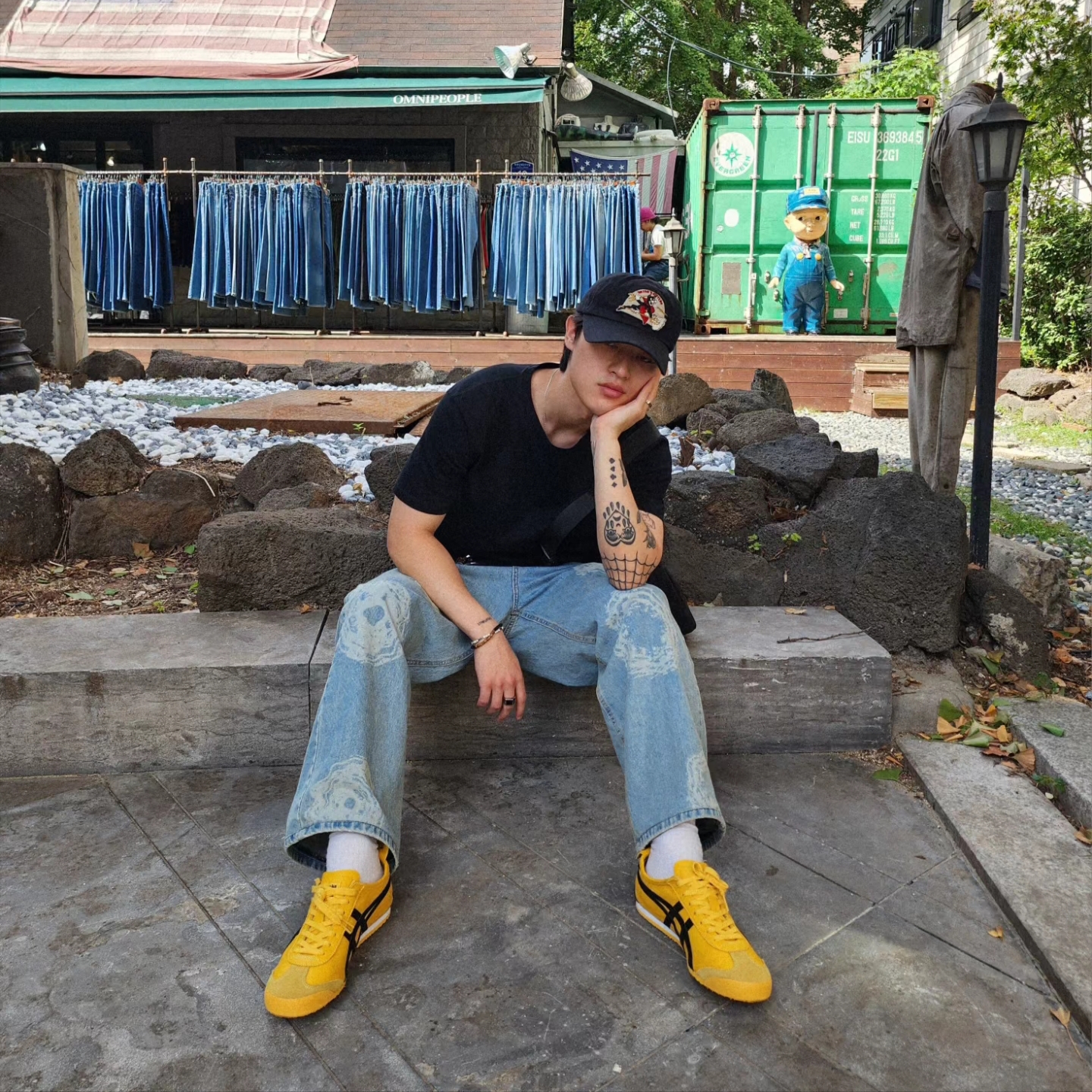 Onitsuka Tiger Mexico 66 Yellow Black 착용 스타일 - 2