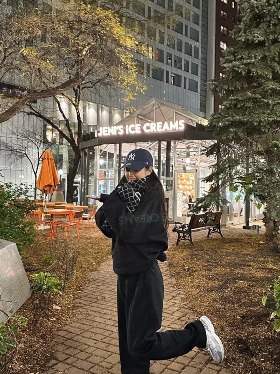 New Era x MoMA New York Yankees Cap Navy, Matin Kim Logo Jacquard Short Beanie Black 착용 스타일 - 2