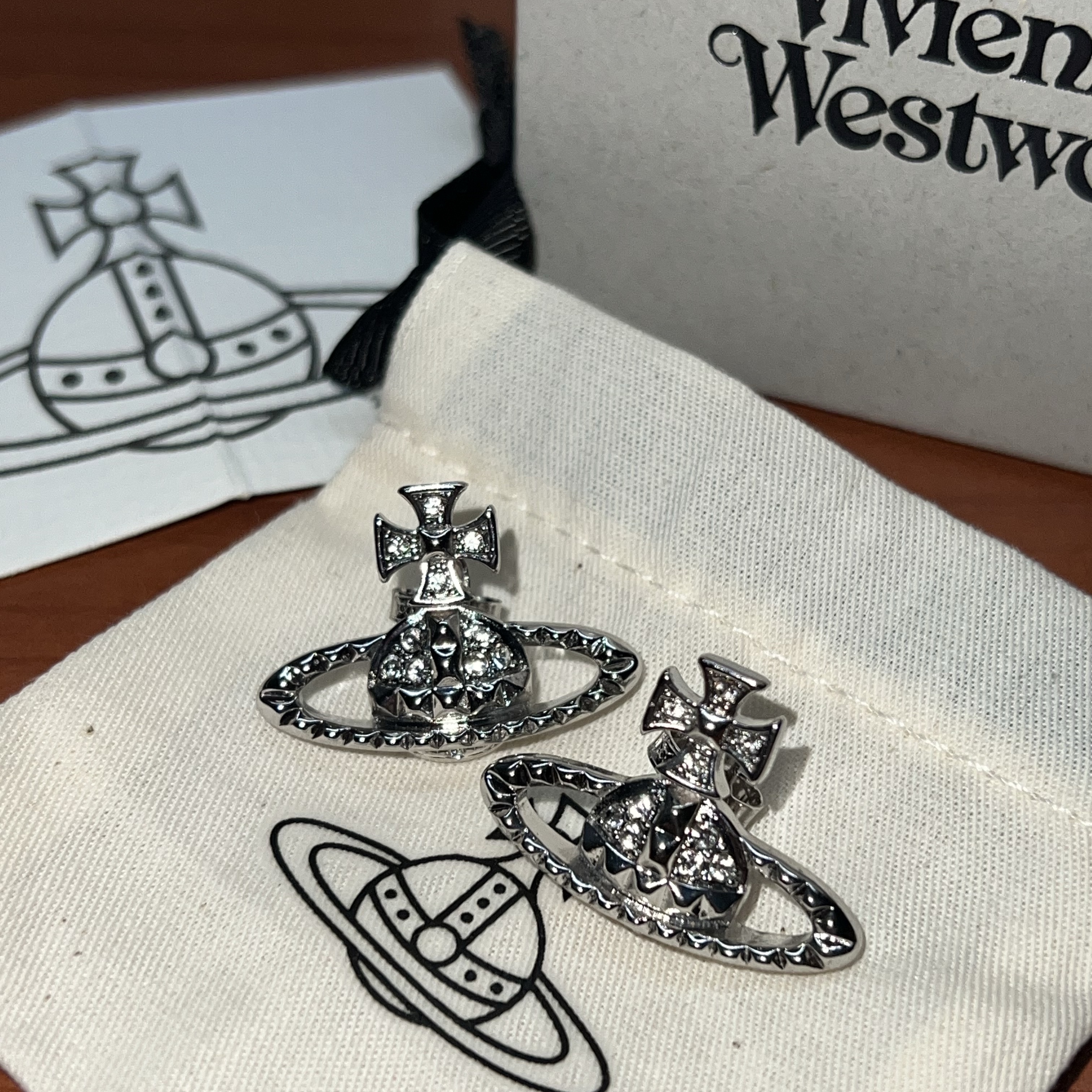 (W) Vivienne Westwood Mayfair Bas Relief Earrings Silver 착용 스타일