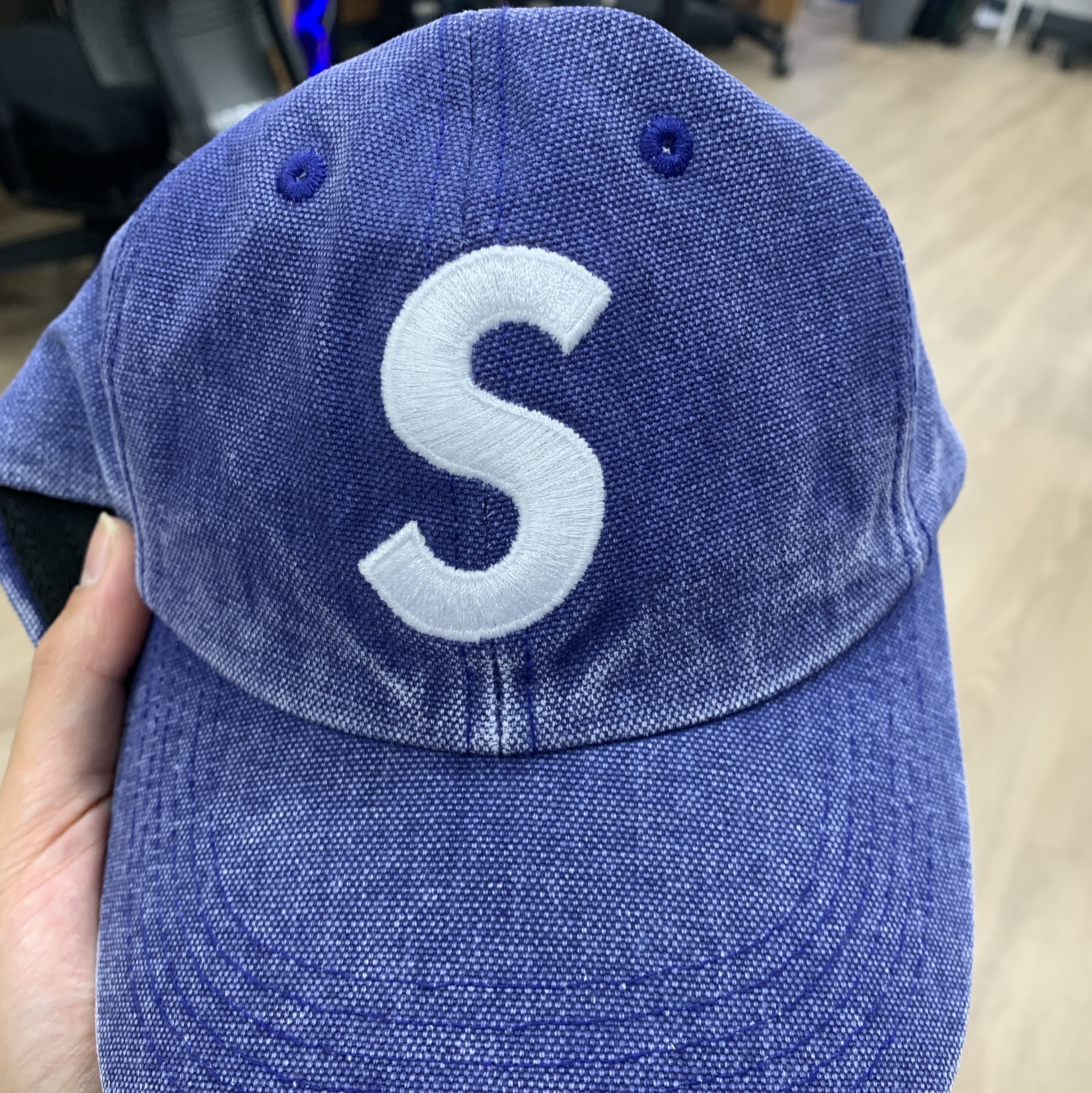 Supreme Pigment Canvas S Logo 6-Panel Navy - 23SS 착용 스타일