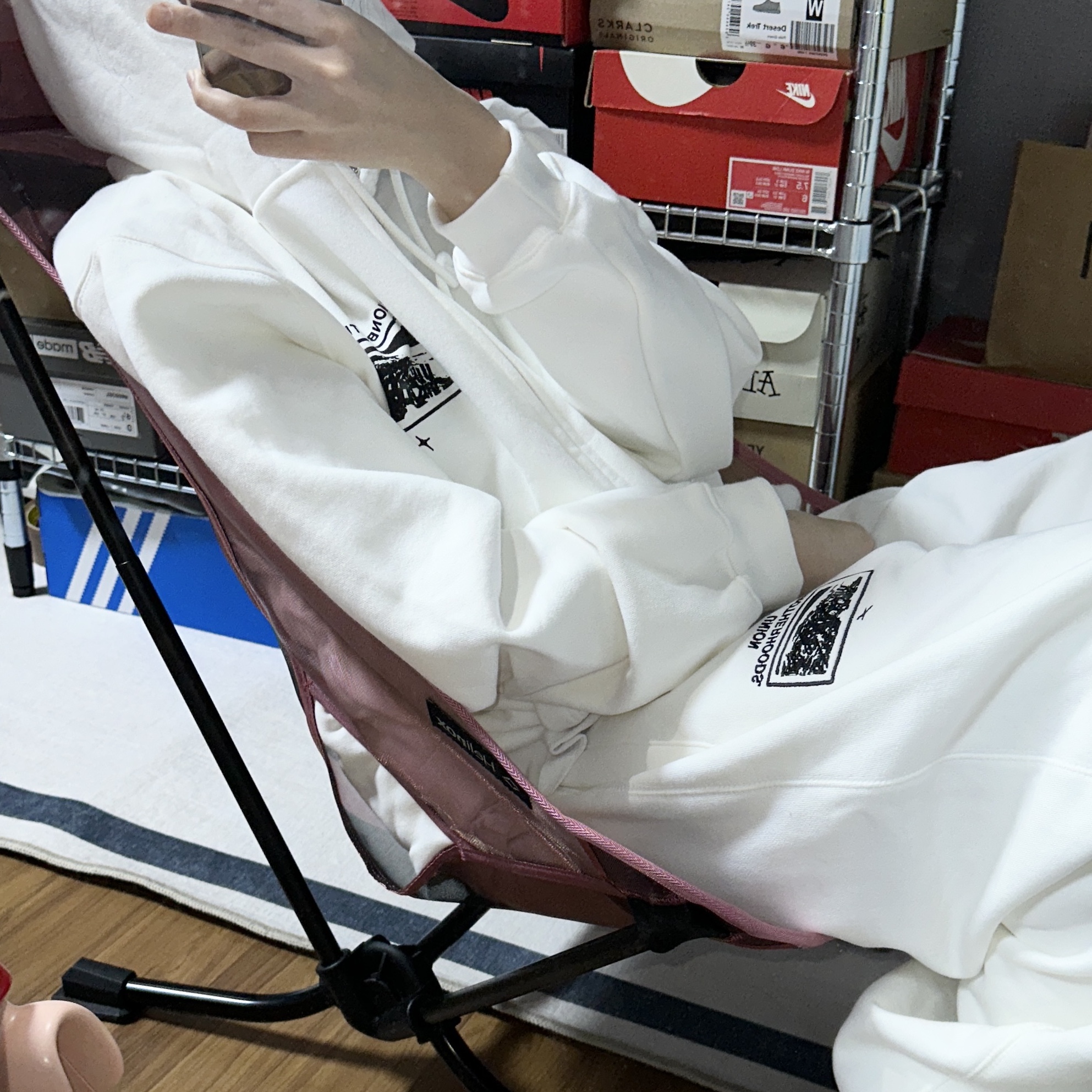 Helinox x Stussy Swirly S Beach Chair Pink 착용 스타일
