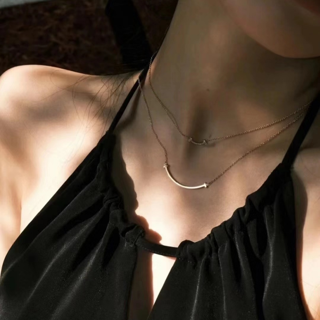 Tiffany & Co. Tiffany T Smile Pendant Small Rose Gold 착용 스타일