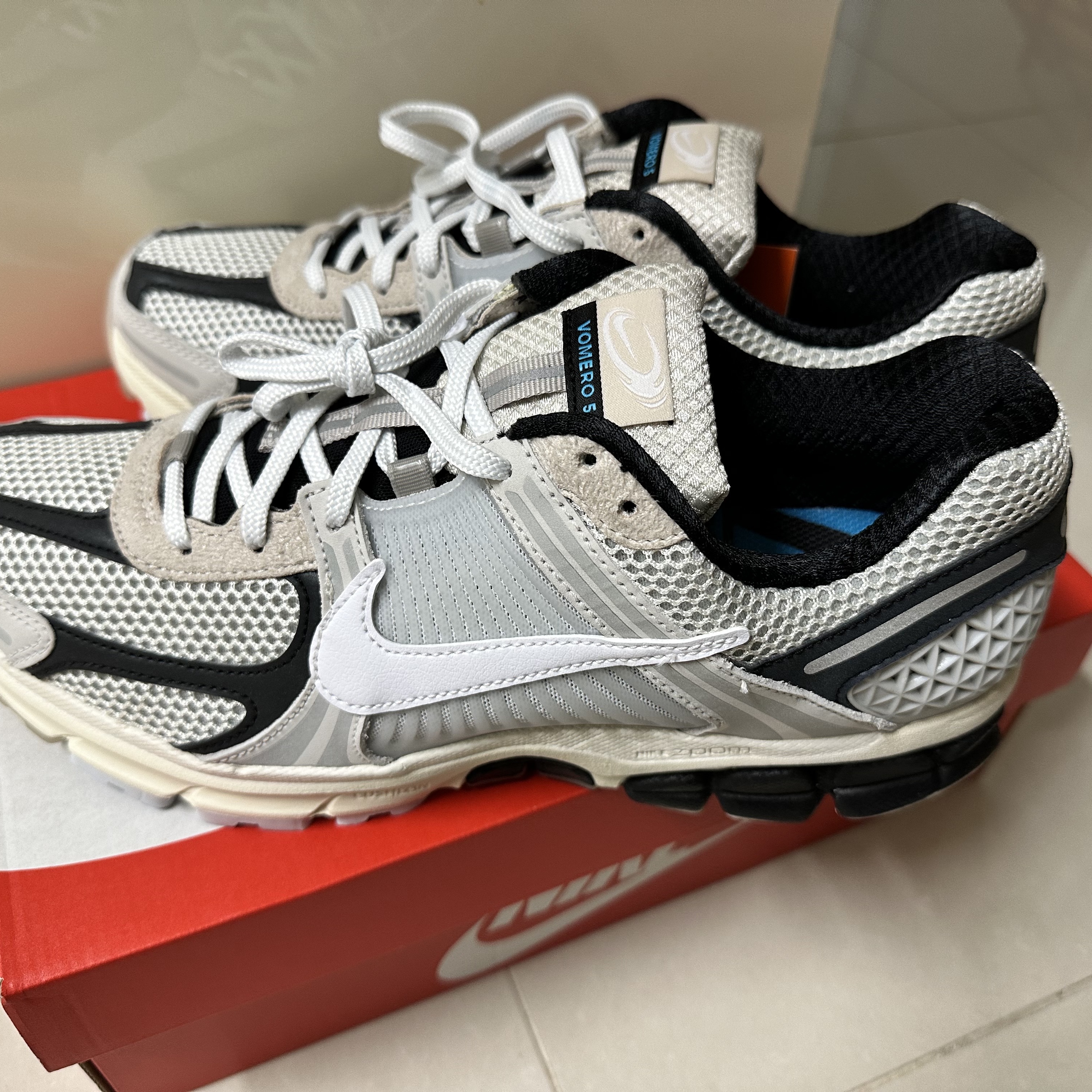 Nike Zoom Vomero 5 Light Bone and Black 착용 스타일