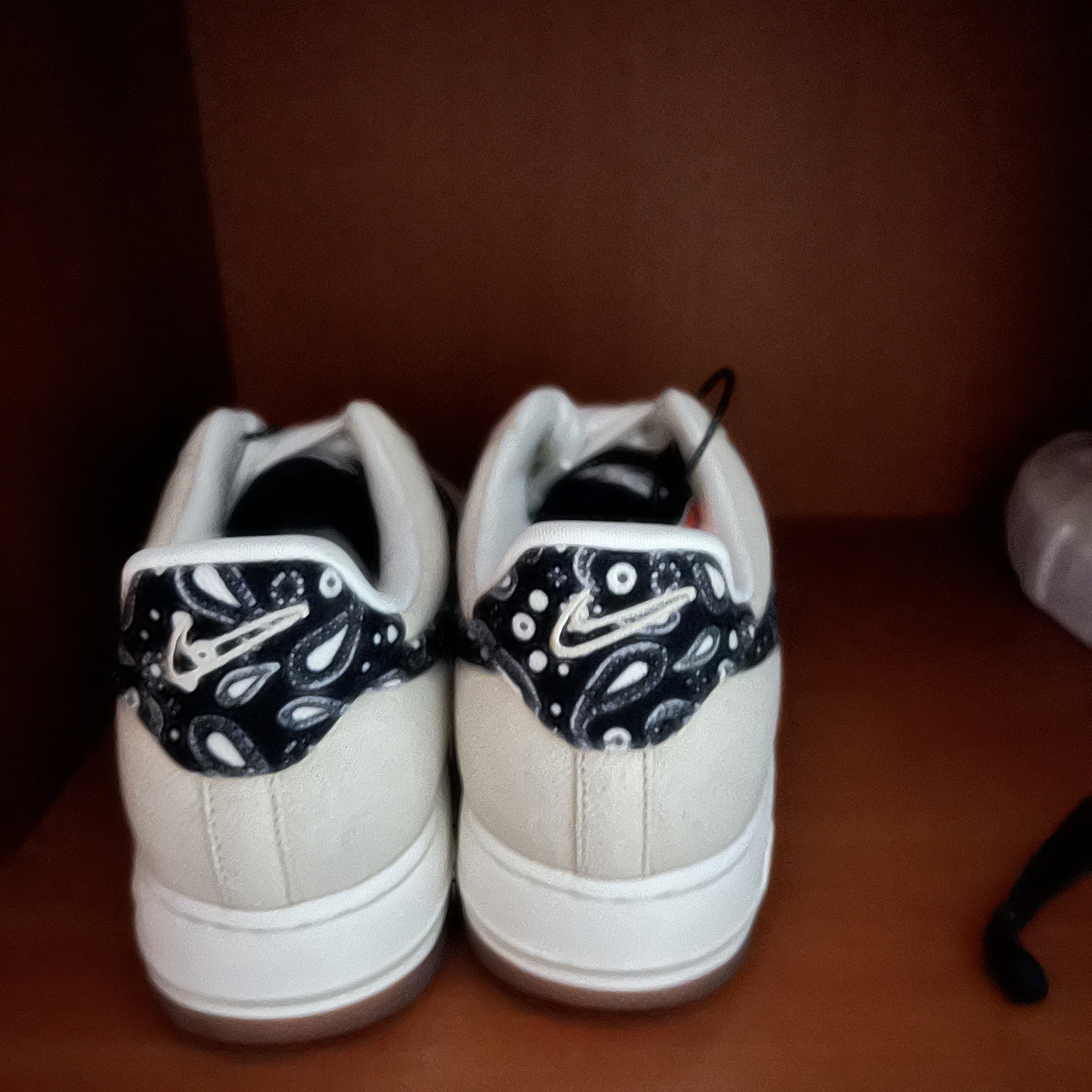 Nike Air Force 1 '07 LV8 Paisley Swoosh 착용 스타일
