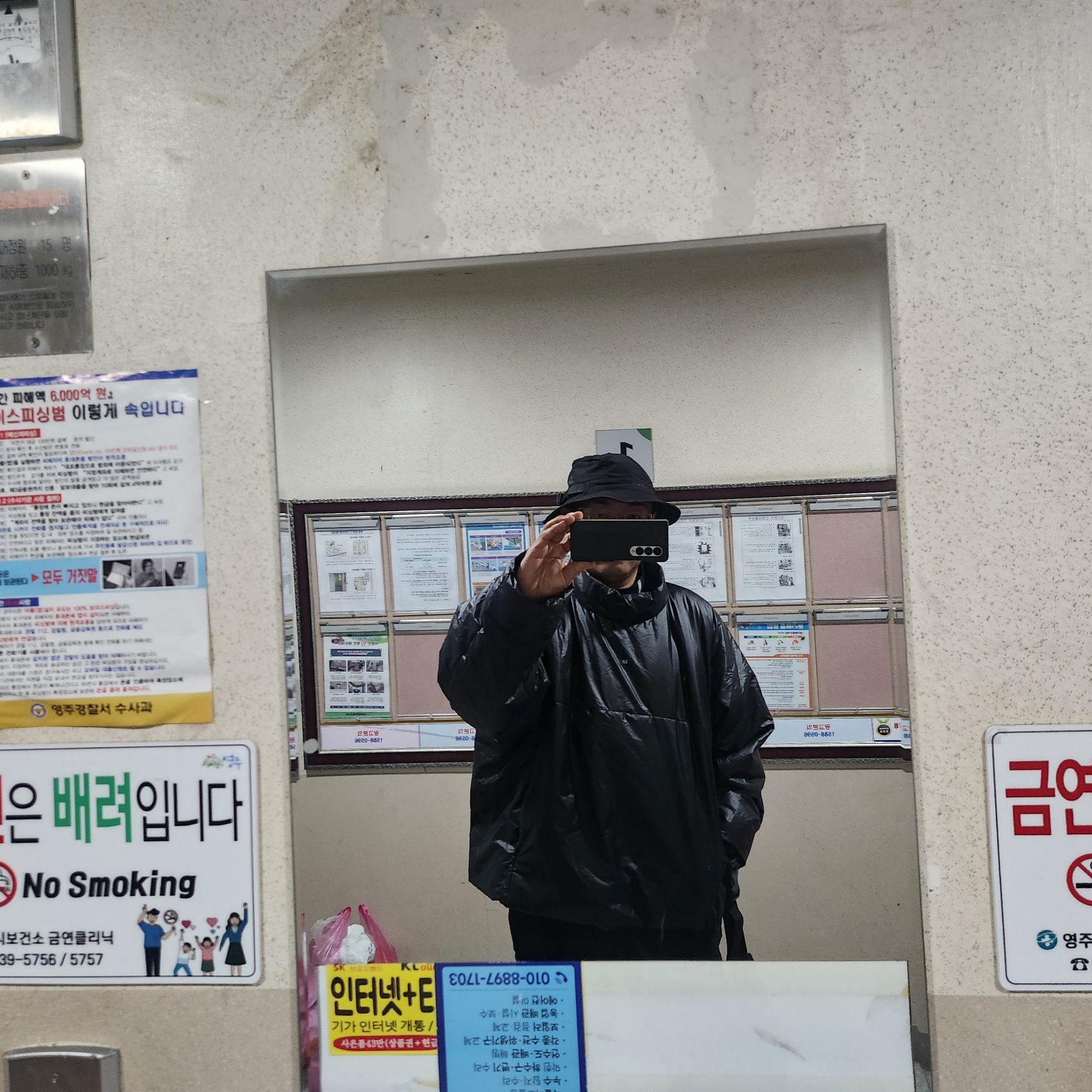 Yeezy Gap Engineered By Balenciaga Mock Neck Pullover Puffer Black 착용 스타일 - 2
