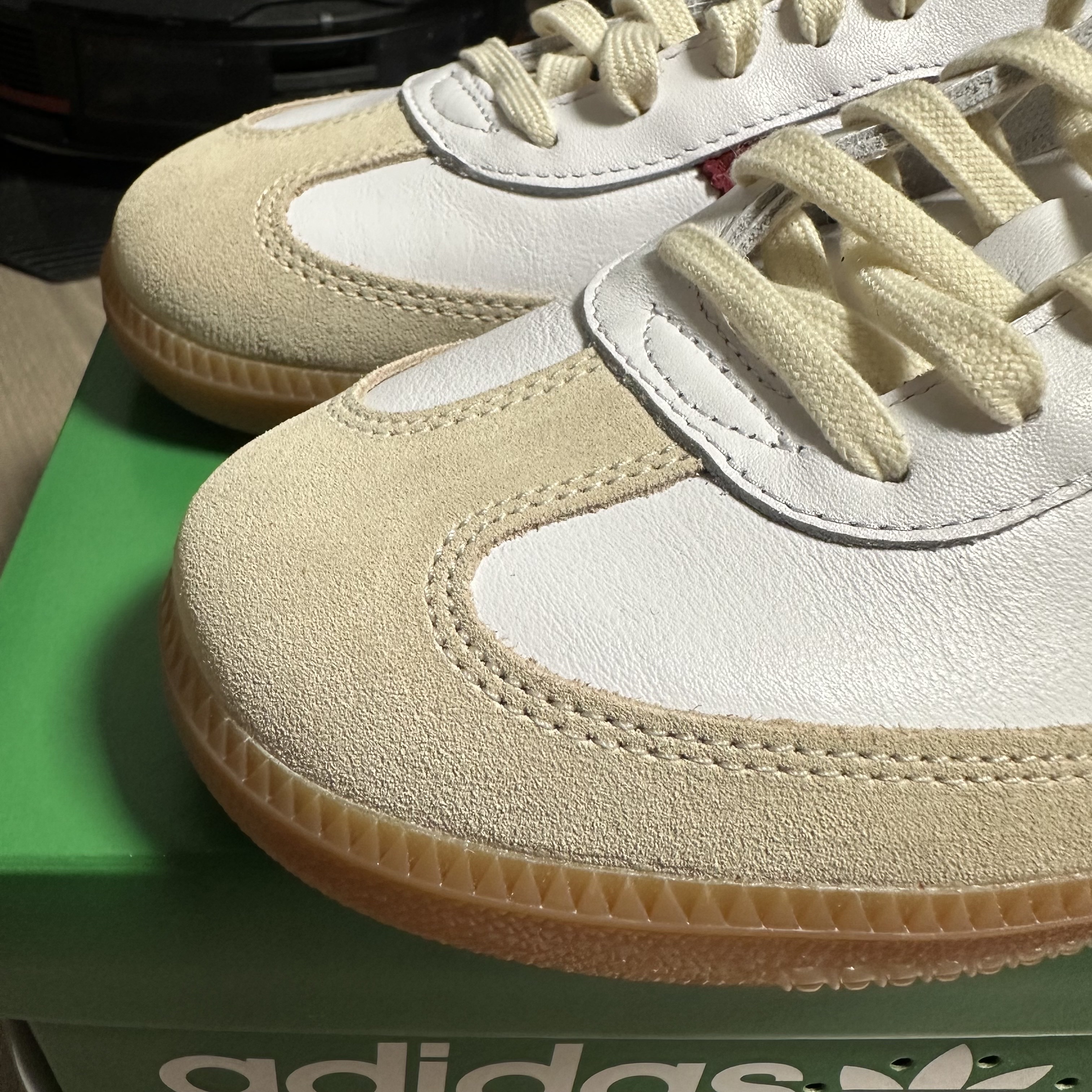 Adidas x Sporty & Rich Samba OG Cloud White Collegiate Burgundy 착용 스타일 - 2