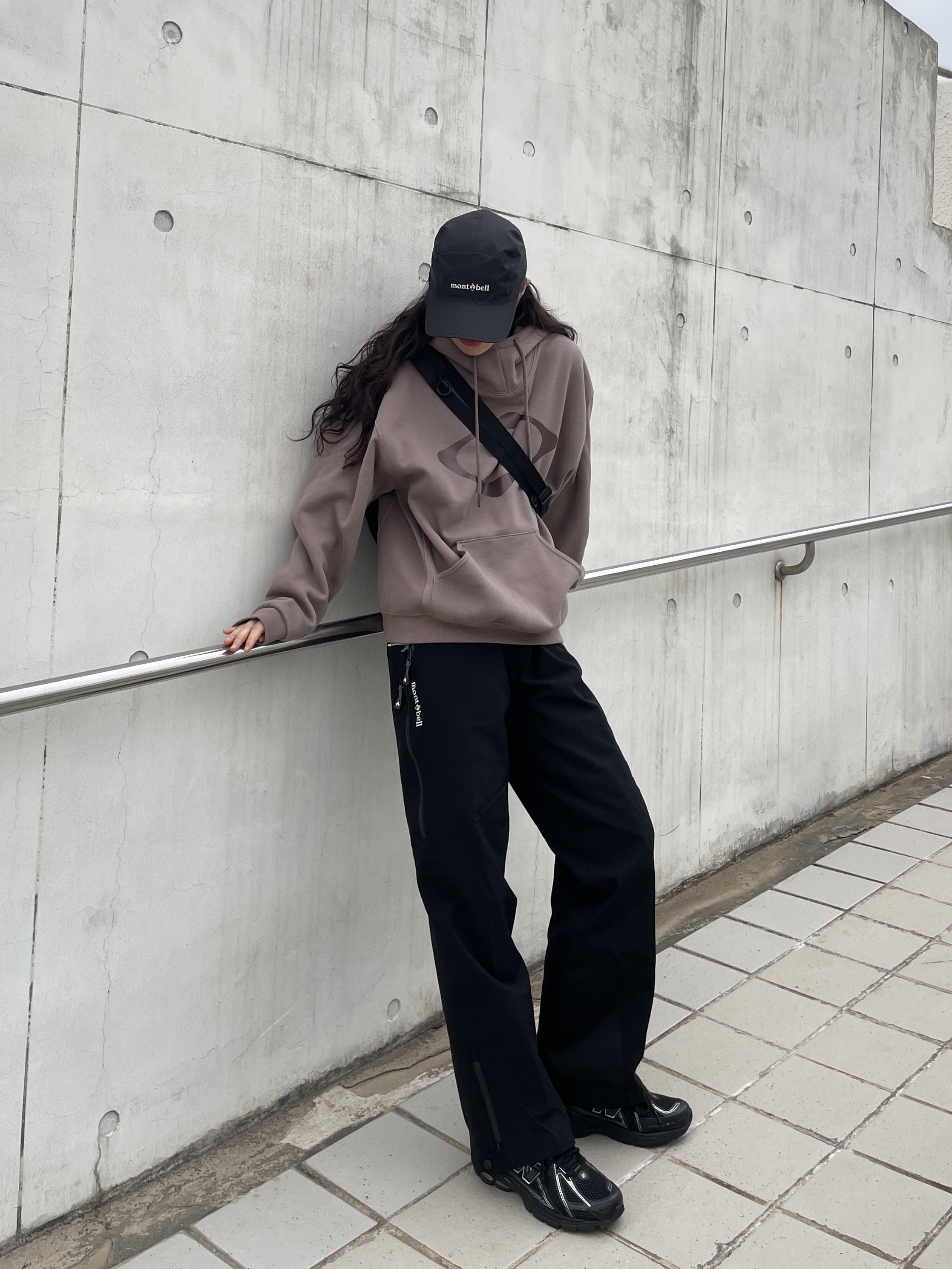 New Balance 1906R Black Silver Metallic, Mischief 2Way Mesh Sling Bag Black 착용 스타일