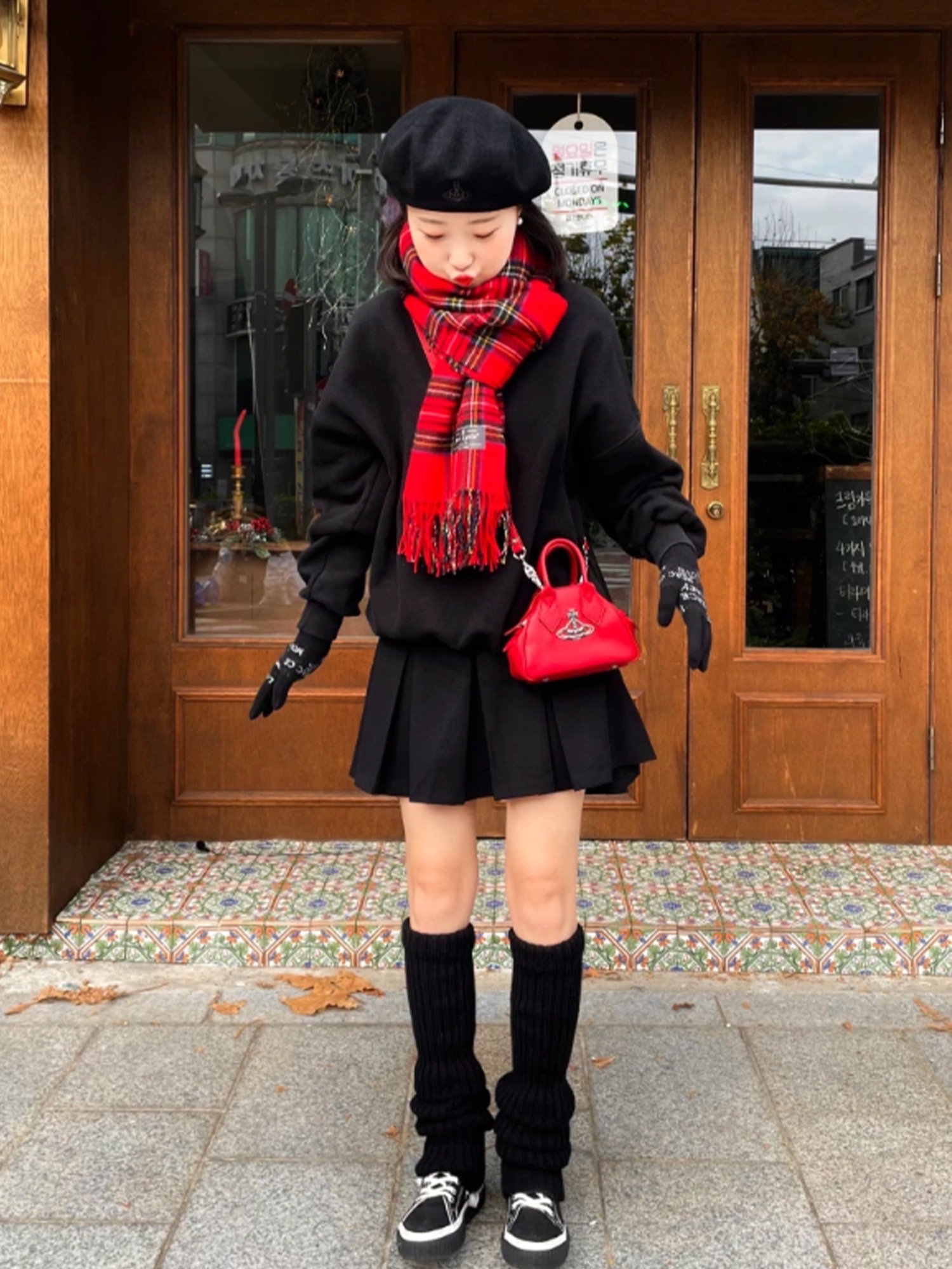 (W) Vivienne Westwood Line Orb Embroidery Basque Beret Black, (W) UGG Classic Ultra Mini Platform Boots Chestnut 착용 스타일 - 4