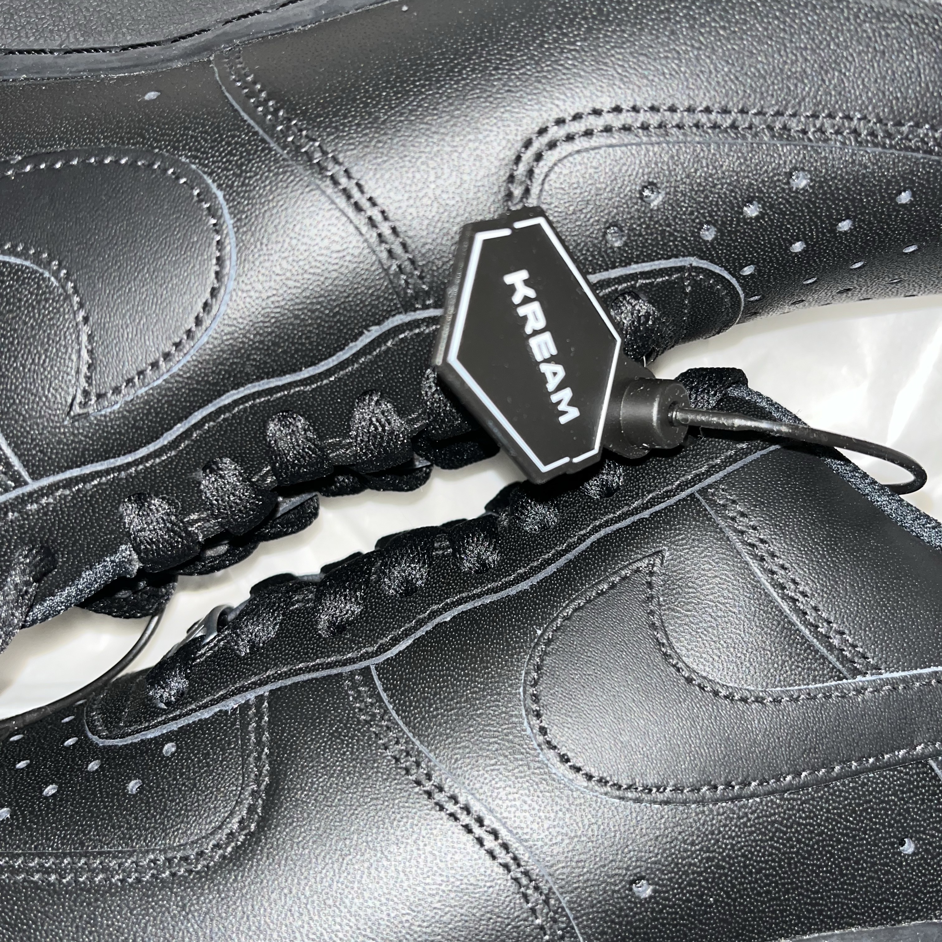 Nike Air Force 1 '07 Low Triple Black 착용 스타일