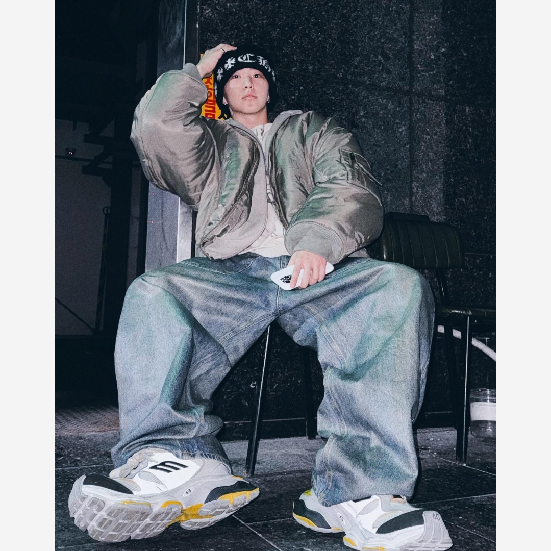 Balenciaga Cargo Sneakers Grey Black Yellow 착용 스타일 - 3