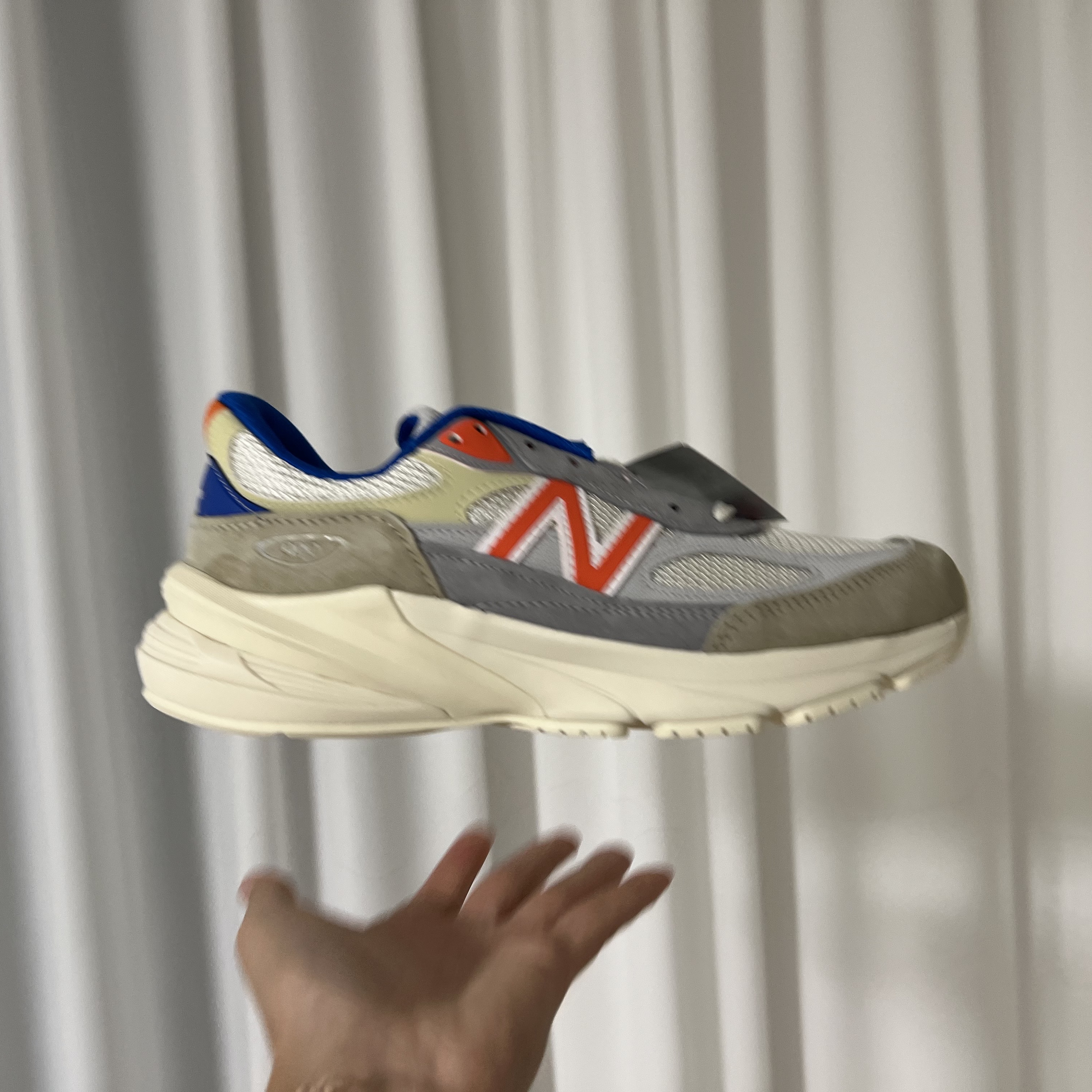 New Balance x Kith x Madison Square Garden 990v6 Made in USA Angora Royal Blue 착용 스타일 - 4