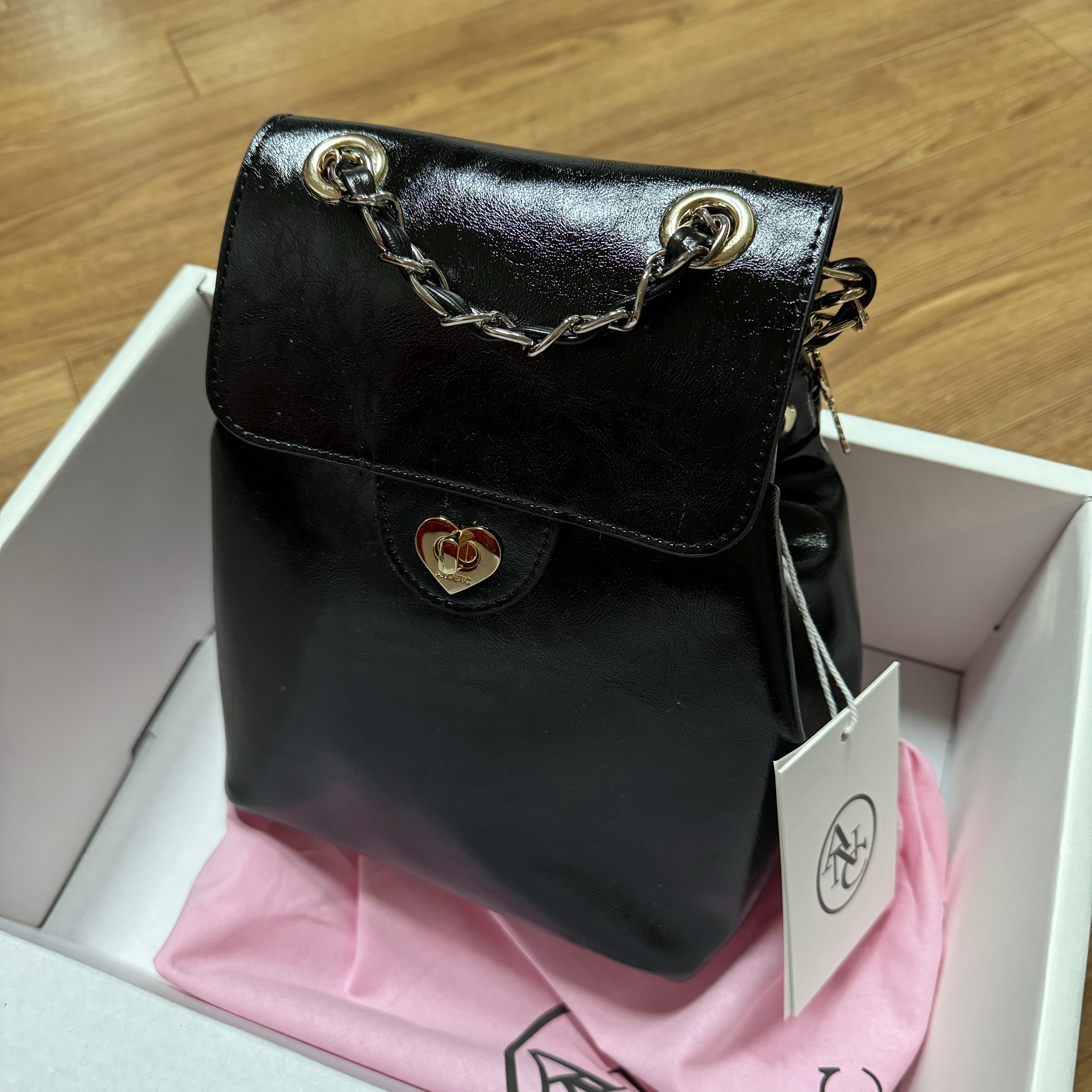 [KREAM 단독] Anoetic Heart Classic Backpack with Keyring Black 착용 스타일 - 1