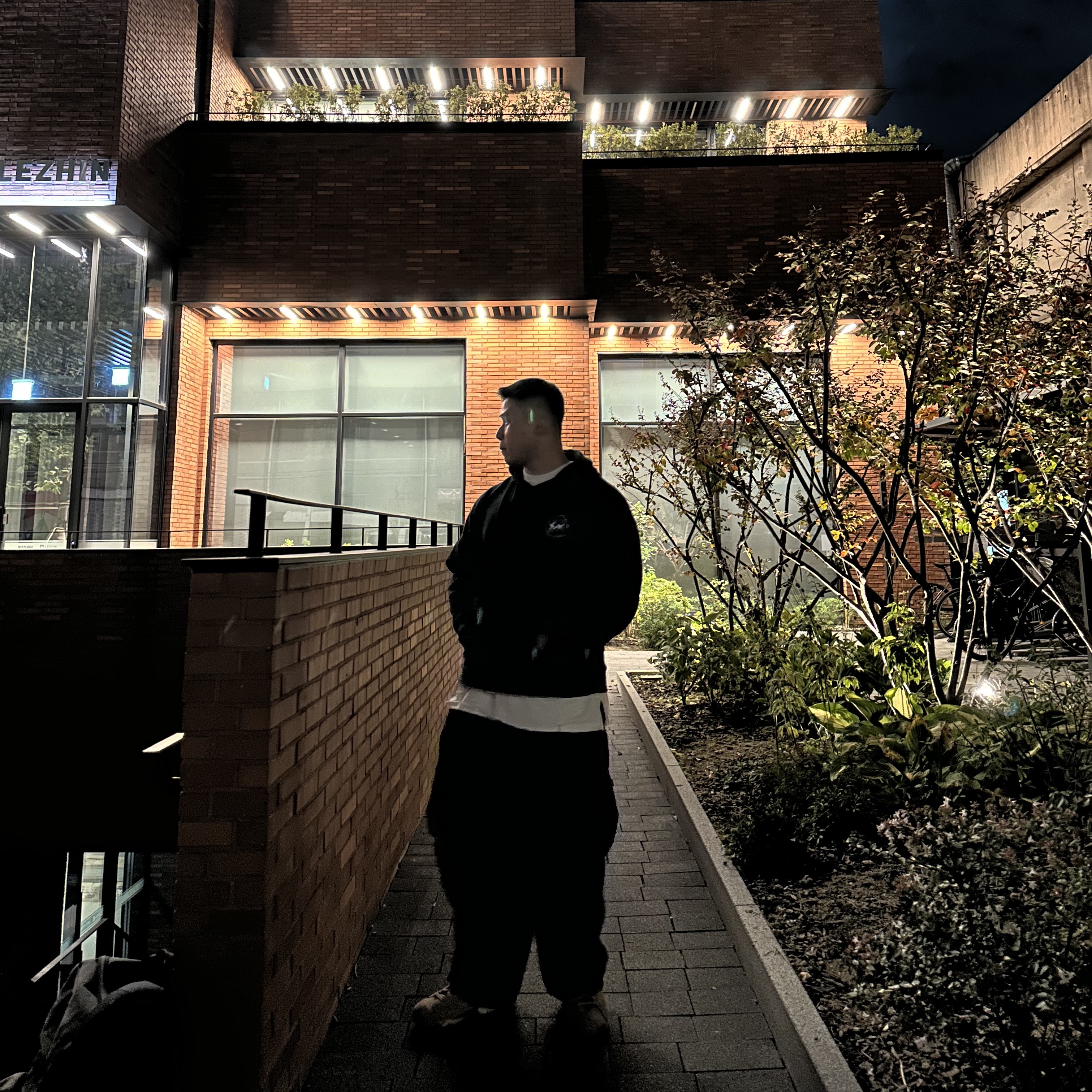 Anti Social Social Club x Fragment Precious Petals Hoodie Black Blue, Jordan 6 x Travis Scott Retro SP British Khaki 착용 스타일 - 3