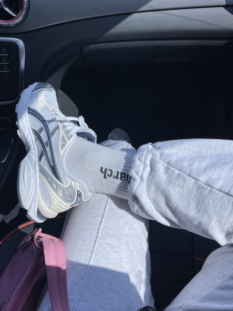 (W) Asics Gel-Kayano 14 White Midnight, (W) Celine Triomphe 01 Sunglasses in Acetate Black 착용 스타일 - 3