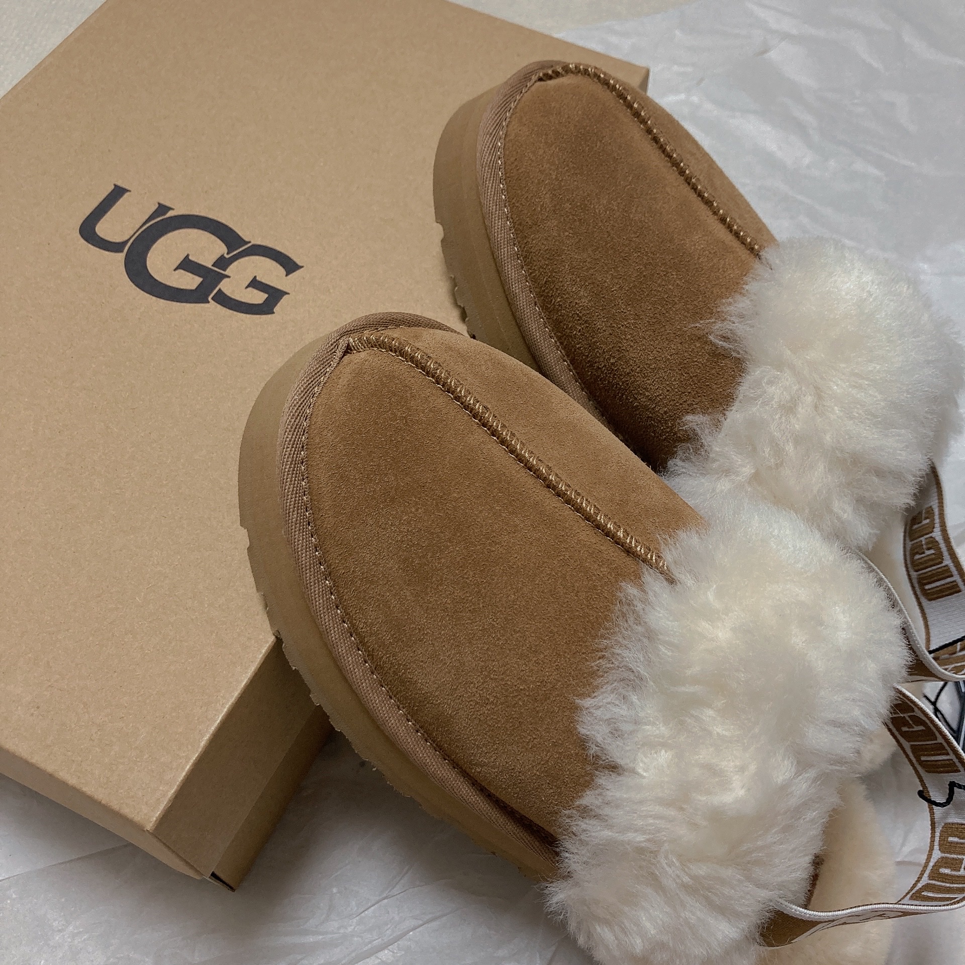 (Kids) UGG Funkette Slides Chestnut 착용 스타일 - 2