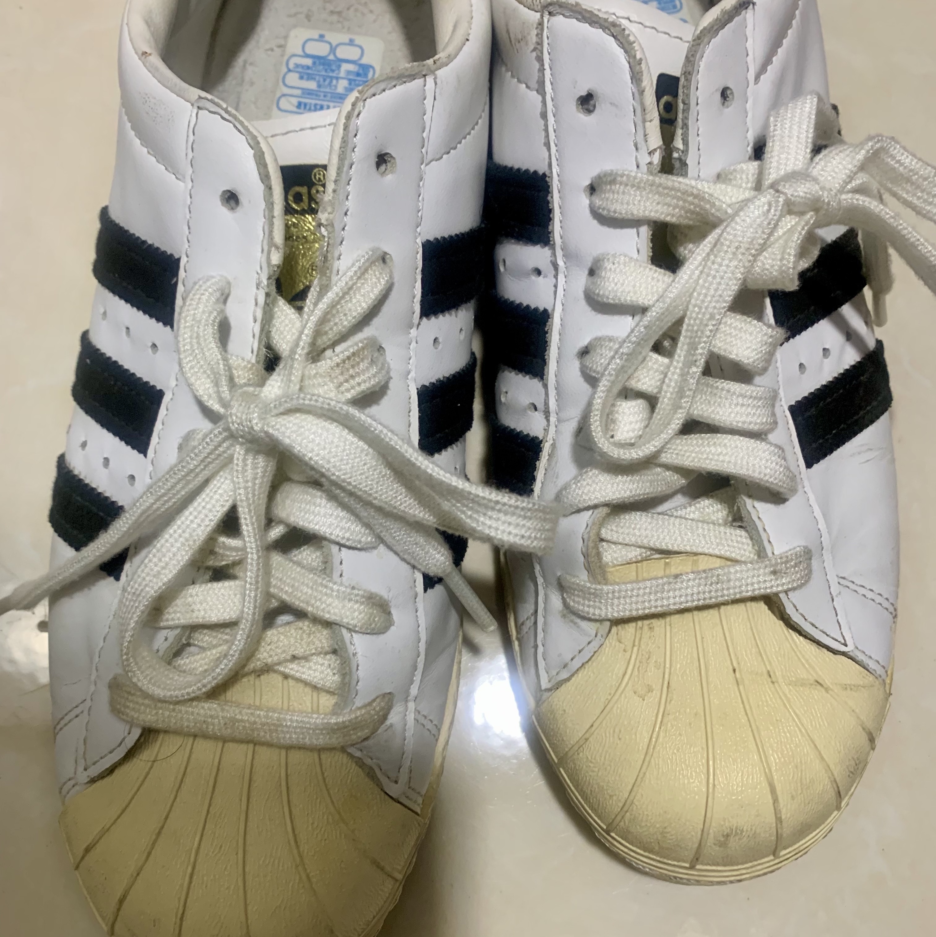 Adidas Superstar 80s White Black 착용 스타일