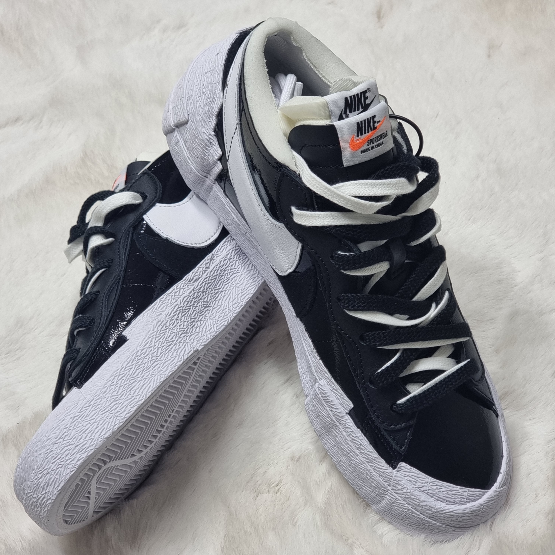 Nike x Sacai Blazer Low Black Patent Leather 착용 스타일 - 2